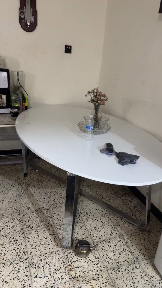 معرض وميز مال طعام وكاونتر مرمر
وميز بلازما و 3 جرابي مثل ما بصور كلة مال بيت ونضيف 

***********
