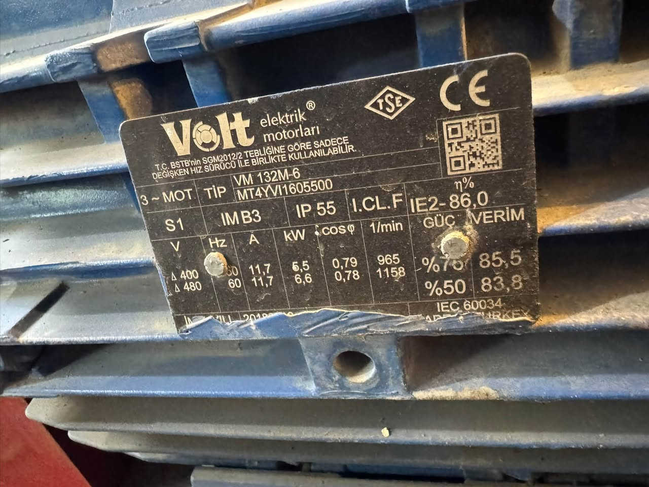 للبيع: مضخة زيووت وموائع صناعية مع محرك Volt تركيا 7.5 حصان
المواصفات الفنية:

 المحرك: Volt Elektrik (صناعة تركية - طراز VM 132M-6).
 القدرة: 5.5 kW (حوالي 7.5 حصان) عند 50Hz / و 6.6 kW عند 60Hz.
 السرعة: 965 دورة في الدقيقة (RPM) — سرعة بطيئة توفر عزم دوران عالٍ ونقل سلس للمواد الثقيلة.
 الجهد والكفاءة: 400V (11.7A) | حماية IP55 | كفاءة طاقة IE2-86%.
 التوصيل: فلنجات دخول وخروج DN65 / DN50 (2.5 إنش / 2 إنش) مثبتة على شاسي صلب مع واقي حماية.
مجالات الاستخدام الصناعية:
 نقل الزيوت الهيدروليكية والتزييت.
 ضخ الديزل، النفط الأسود، والمشتقات النفطية.
 نقل المواد الكيميائية غير الآكلة للحديد والمنظفات الصناعية.
***********
***********
