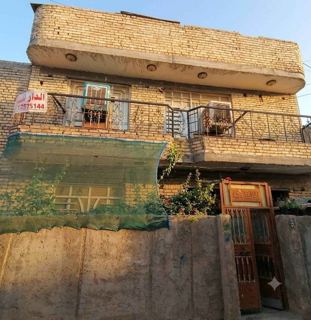 المكان: الحميديه بدايه المنطقه قبل العماره  الخضره قريب  عشارع
البناء طابقين الثالث بيتونه كبيره. ارضيه رفت  السقف مسلح  البناء  طابوق 

المساحه مع الحديقه الخارجيه اكثر من ٨٠ متر 

الطابق الارضي 
 ديوانيه سبعه متر  صاله كبيره حمام  تواليت  ومطبخ خارجي  وحديقه 

 الطابق الثاني 

غرفه سبعه متر غرفه ثانيه خمسه  حمام  

الطابق الثالث بيتونه كبيره  وسطح شتايكر 
 
الاستفسار  ***********٤
