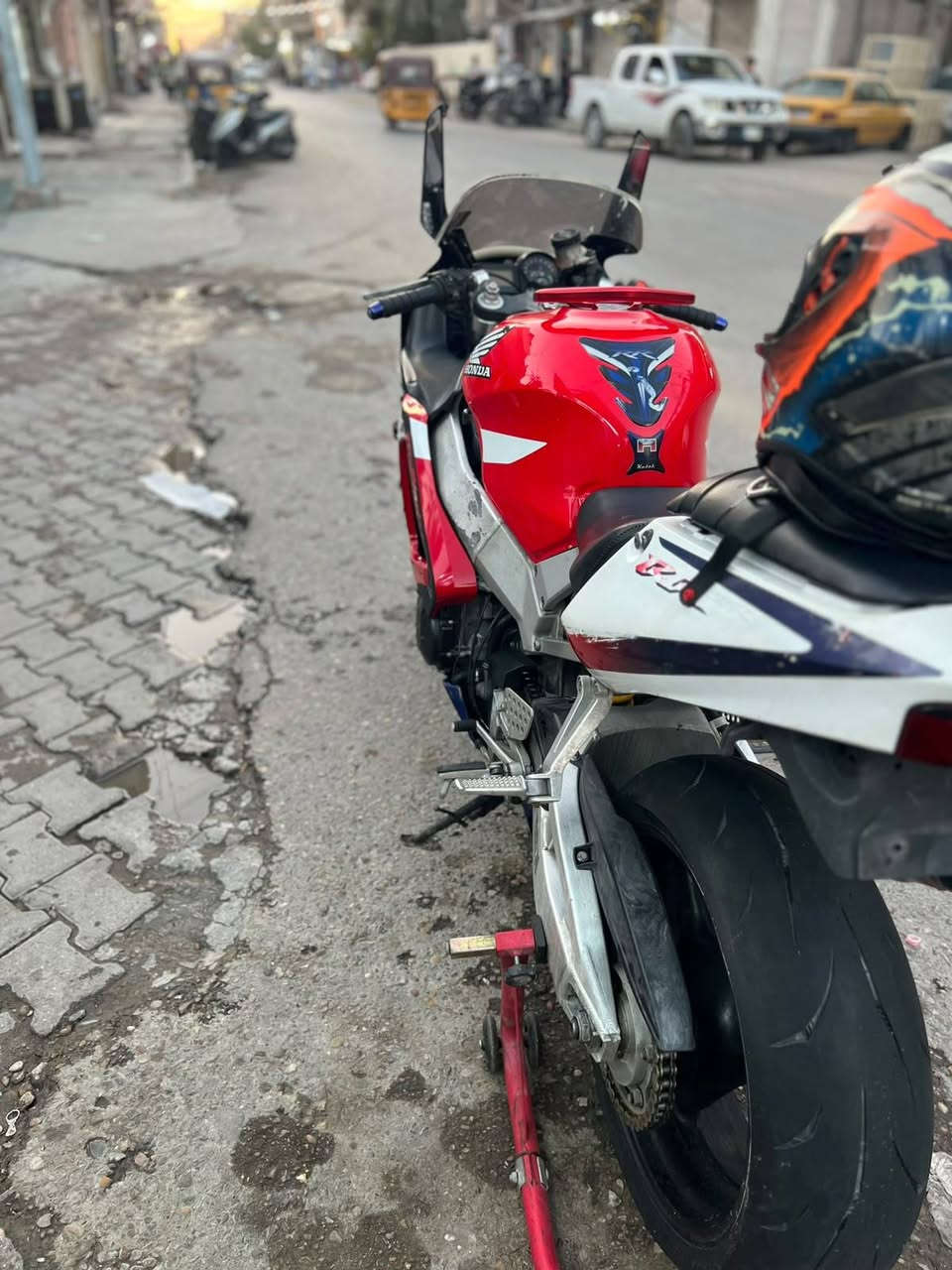السلام عليكم للبيع cbr929 دراجة كاملة نضيفة مفتوح كور مبدل كازكيت فقط مكان بغداد ساحة عدن سعر مليونين و٧٥٠ بيهة مجال او مراوس بي سي اكس***********
