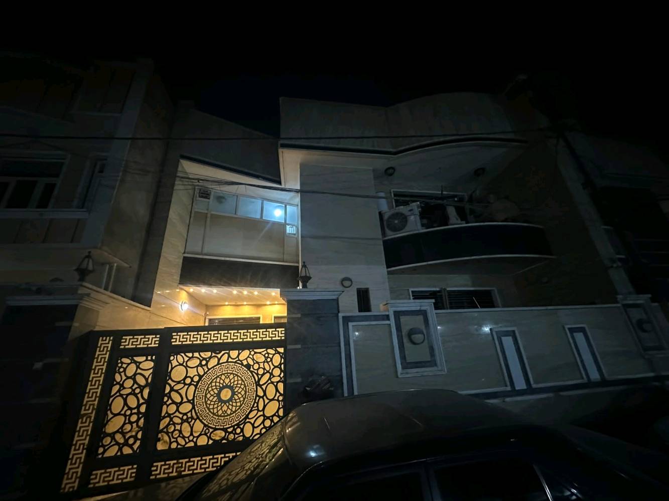 دار للبيع زراعي 
بيت مساحه 200 م 
*يحتوي ع 4 غرف نوم بنظام حديث وبنظام سويت 
*استقبال + هول + حمام 
*يحتوي ع مطبخ حار + بارد 
*يحتوي ع منور عدد 2
البيت داخل خارج مرمر + متكامل من كلشي 

موقع الدار 
الدوره -زراعي ابو كرار -شارع ابو خليل - مقابيل شارع الصحه 

للسعر 360 وبي مجال 
سا للتواصل واتساب 
***********