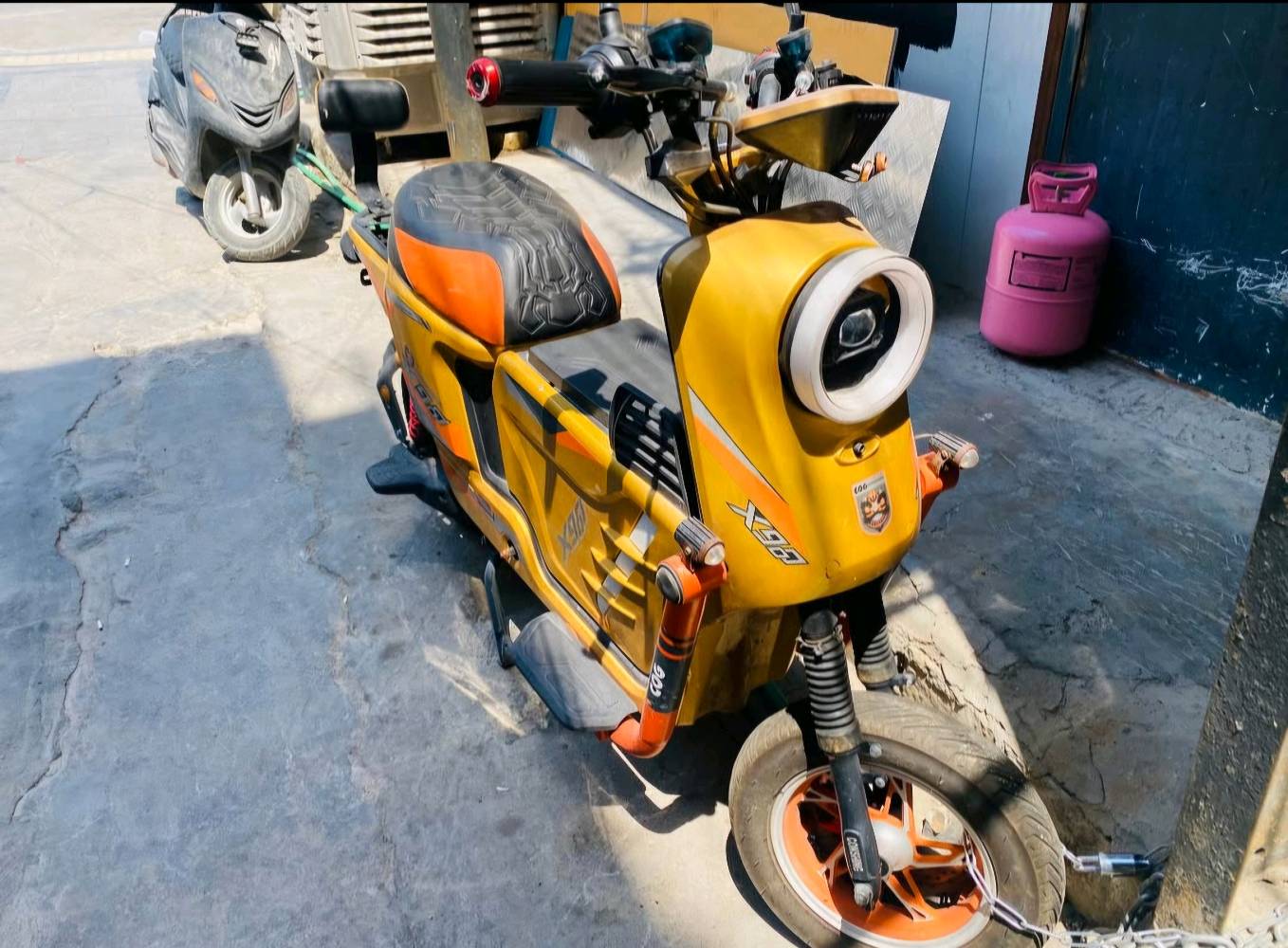السلام عليكم 
x900 موديل 2026 
سعر 475وبيها مجال
دراجة نضيفة 
بطاريات 33 أمبير
ملف 2000واط  اعلى فئة بالبطاريات والملف 
بصمة تشغيل + تشغيل عن بعد 
شاشة ديجتال عينات 2 
بك رجوع للخلف 
درع جانبي 
بلوجكترات عدد 2بالدرع 
لايت عالي ناصي 
دبل اشارة 
جنطة وسطية مع الوان متغيرة واشارة 
مثبت سرعة 
4سرع 
الدراجة ماشية 5الف
يجي وياها بصمتين وسويجين و سويجين مال جنطة وسطية
سعرها 475وبيها مجال 
علماً سعر الجديد 700الف 
مكاني بغداد حي العامل