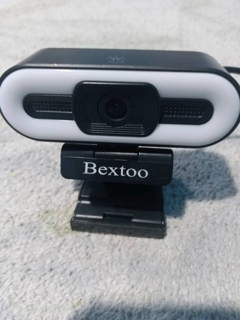 Bextoo 1080P Full HD Webcam
 اسم الكاميرا: Bextoo Webcam 1080P HD
 الموديل: B08V564M4Y
 الحالة: مستعملة، نظيفة وتشتغل 100% بدون أي مشكلة 
 الكاميرا
• دقة Full HD 1080P – 1920×1080
• تصوير لحد 30FPS
• Autofocus – فوكس تلقائي
• عدسة زجاجية
• مناسبة للمكالمات والاجتماعات والبث والدروس أونلاين.
 Ring Light
• إضاءة Ring Light مدمجة بالكاميرا
• 3 أوضاع إضاءة
• أبيض / طبيعي / دافئ
• إمكانية التحكم بسطوع الإضاءة.
 Microphone
• مايكروفون مدمج بالكاميرا
• مناسب للمكالمات والاجتماعات والدروس والتسجيل.
 كابل USB
• كابل USB مدمج بالكاميرا
• توصيل مباشر بالكمبيوتر أو اللابتوب
• Plug & Play بدون الحاجة لتعريفات خاصة.
 قاعدة التثبيت
• قاعدة مدمجة لتثبيت الكاميرا على شاشة الكمبيوتر أو اللابتوب
• قابلة للتعديل حسب وضع الشاشة.
 فتحة Tripod
• تحتوي القاعدة على فتحة قياسية لتركيب Tripod.
 التوافق
• Windows
• Mac
• Linux
• تعمل مع برامج مثل Zoom وDiscord وOBS وSkype وغيرها.
 مميزات إضافية
 Autofocus
 Full HD 1080P
 Ring Light مدمجة
 3 أوضاع إضاءة
 Microphone مدمج
 USB Plug & Play
 مناسبة للكمبيوتر واللابتوب
 تجربة الكاميرا متاحة قبل الشراء

 السعر: 35,000 بيها مجال قليل
حبيبي منوّين؟ يعني إنت بأي مدينة/منطقة حتى المشتري يعرف مكان الاستلام أو التوصيل؟: 
البصرة ـ أبي الخصيب 
الويب كام وياها كل الملحقات الأصلية لو بس الجهاز والستاند والكيبل؟ توجد علبة أو فاتورة بعد؟: 
فقط المعروض 
سبب البيع شنو؟ وهل بيها أي خدشات بسيطة أو مشاكل بالكيبل/المايك لو كلها تمام؟: 
كله تمام 
السعر 35 ألف ثابت لو بيه مجال للمساومة؟: 
بي مجال قليل 