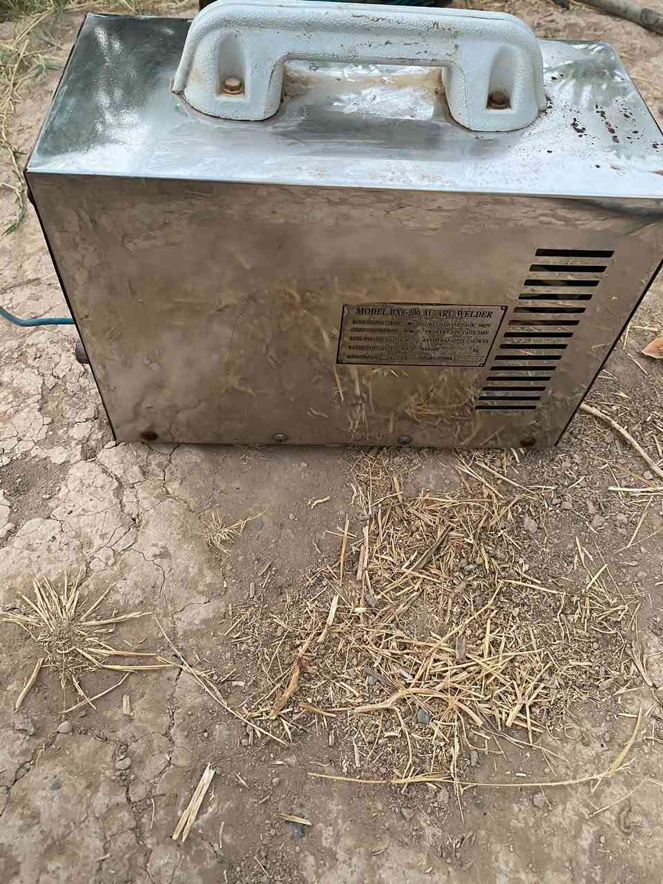 رافع فولتية يرفع 40فولت و60امبير

 +ماطور ليو واحد حصان سحب و دفع انج

الرافع 200الف 
الماطور 75الف
بيها مجال المعاملة
