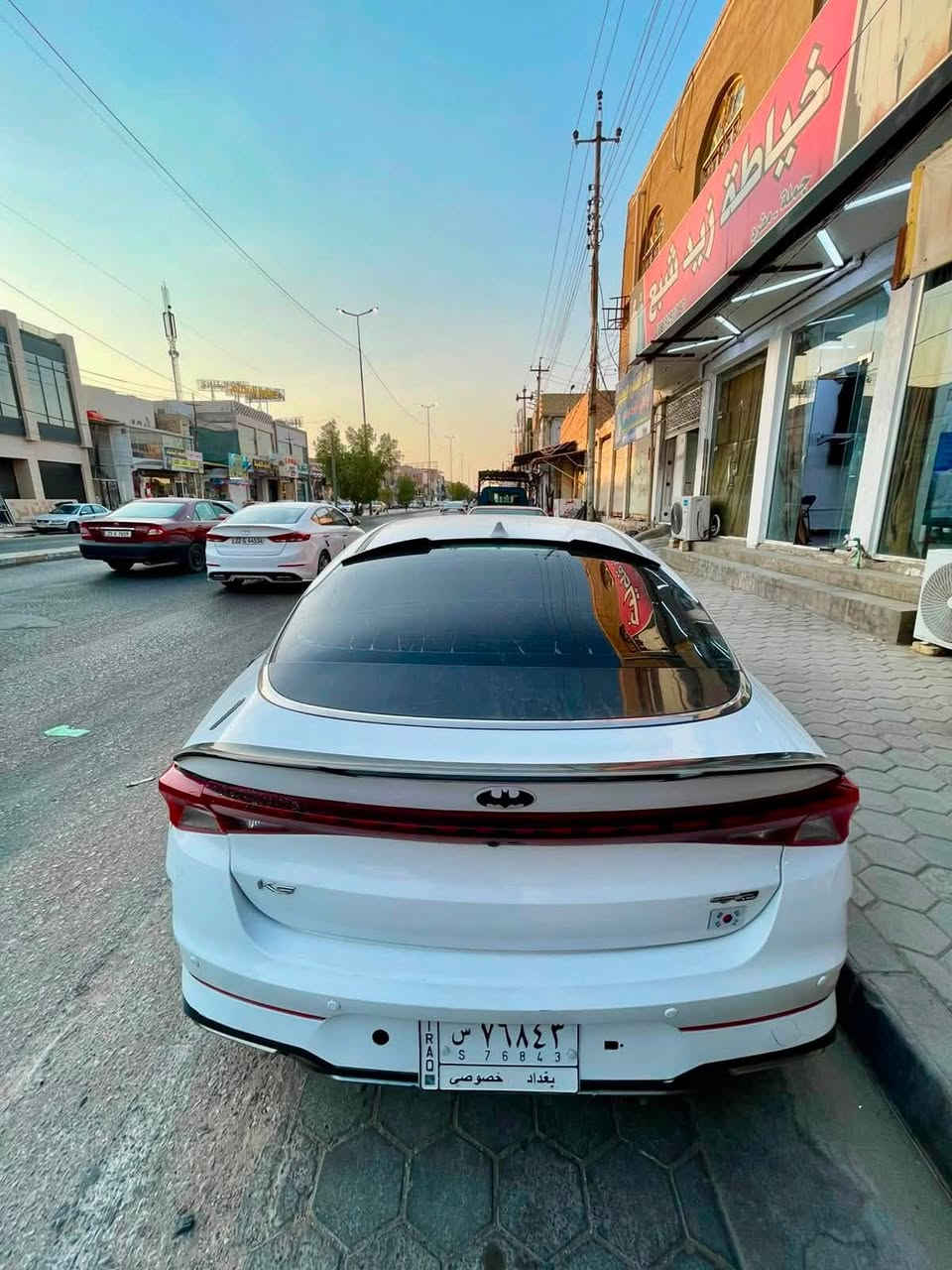 للبيع سيارة KIA K5
موديل 2021، تجمع بين التصميم الرياضي الأنيق والاعتمادية العالية. السيارة استخدام شخصي, نظيفة جداً من الداخل والخارج، ومخدومة بالكامل وجاهزة للاستخدام الفوري بدون الحاجة لأي مصاريف إضافية.سنة الصنع: 2021عداد الممشى: 190 ألف كيلومتر (ممشى حقيقي).
المواصفات: فول مواصفات أعلى صنف (باستثناء السقف)، 
• شاشة عرض لمس متطورة مع نظام ملاحة وكاميرا.
•رادارات وأنظمة أمان متكاملة للمساعدة في القيادة.
•تشغيل ذكي (بصمة) وتشغيل عن بُعد.
•صالون داخلي بحالة الوكالة وتكييف جديد.
•جنوط (ويلات) ألومنيوم رياضية مميزة حجم 18 رياضي.

الحالة الميكانيكية: المحرك سليم، الكير، والتبريد بشرط الفحص الكامل في أي مكان يختاره المشتري.
تعرضت الى ضرر خفيف في الجاملغ الخلفي مصلح مسبقاً
-الموقع: [النجف].
السعر: [122$] (قابل للتفاوض البسيط مع الشراي الجاد).السيارة للمستخدم الذي يبحث عن الفخامة والراحة على الطريق بسعر مناسب.📱 للتواصل والاستفسار (اتصال أو واتساب): [***********]
