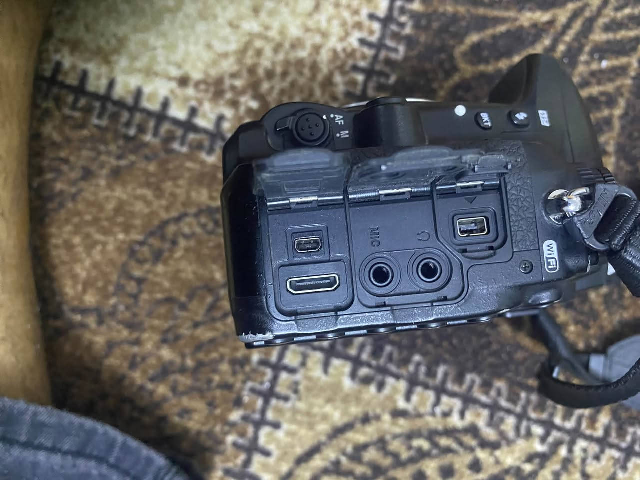 كامره نيكون750دي للبيع 

كامره حلوه وما بيه عيب وشترها 50الف 

مكاني بصره ويوجد توصيل كل محافضات 

ملحقاته شاحنه بطاريه توصاله حزام  رام  

تواصل ***********
