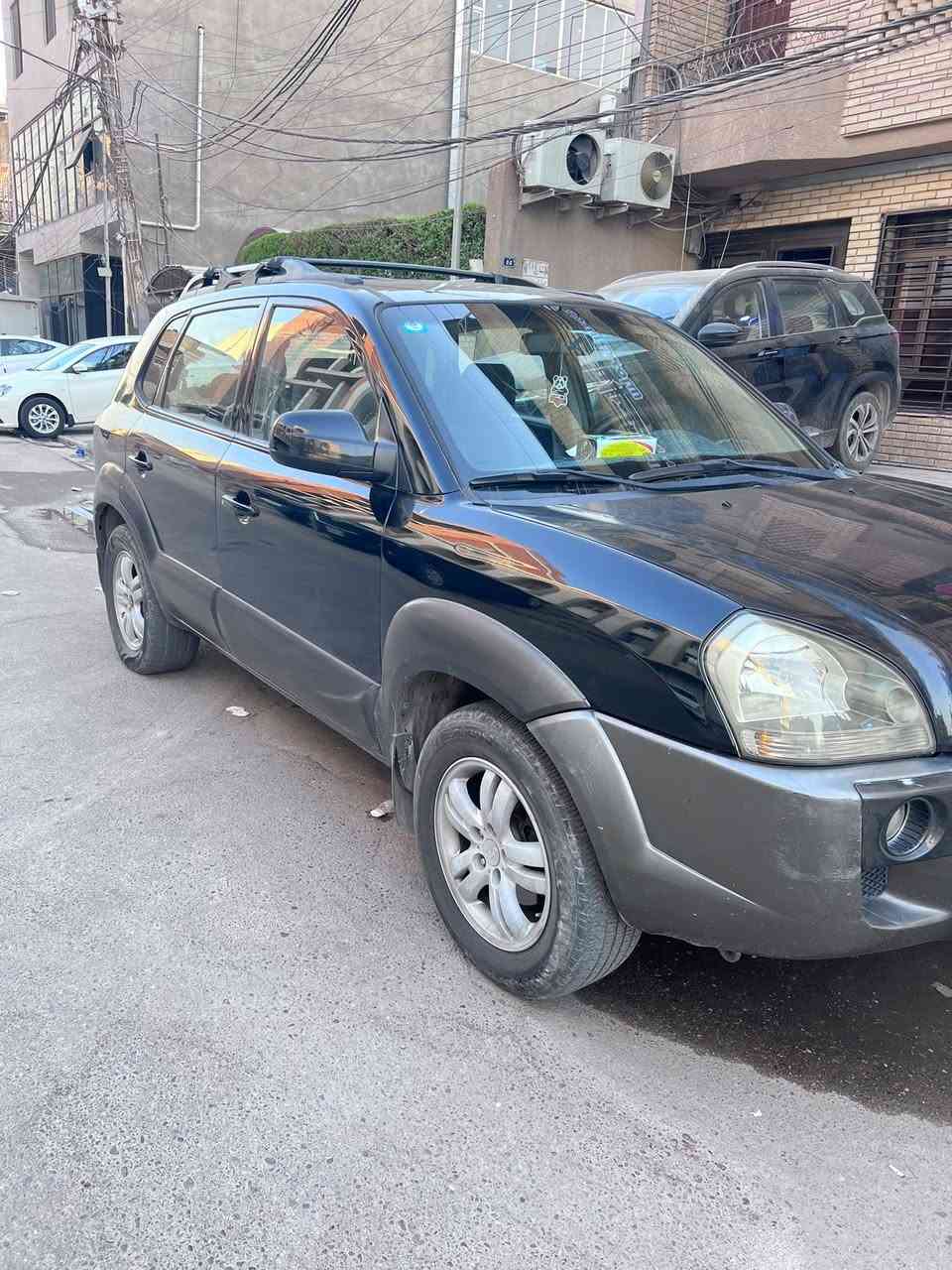 السلام عليكم سياره
توسان موديل 2007وارد امريكي 
محركها 2700 v6مكفول 
كيرها مكفول 
سياره ماشيه 117.000mil
موصفات سيارة 
4×4 فور ويل
دبل كزوز 
كشن سايق ميكانيك مو كهرباء 
سياره نظيفة مال بيت واريد ابيعها او أراوس بسياره صغيره.
سياره 90وبيها مجال. للشراي. 
مكان السياره بغداد الدورة 
رقمها انكليزي بغداد 11
وباسمنا.
***********
