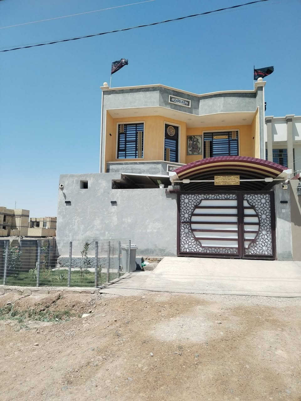 السلام عليكم
دار للبيع طابو صرف مساحة 200م في منطقة السياسيين على شارع 30 طابقين الطابق الأرضي يحتوي على غرف نوم عدد 2 + صالة + استقبال + مطبخ + صحيات داخلية وخارجية + گراج سيارة 
الطابق الثاني يحتوي على غرف نوم عدد 3 + مخزن + صالة + صحيات 

للأستفسار: *********** واتساب
