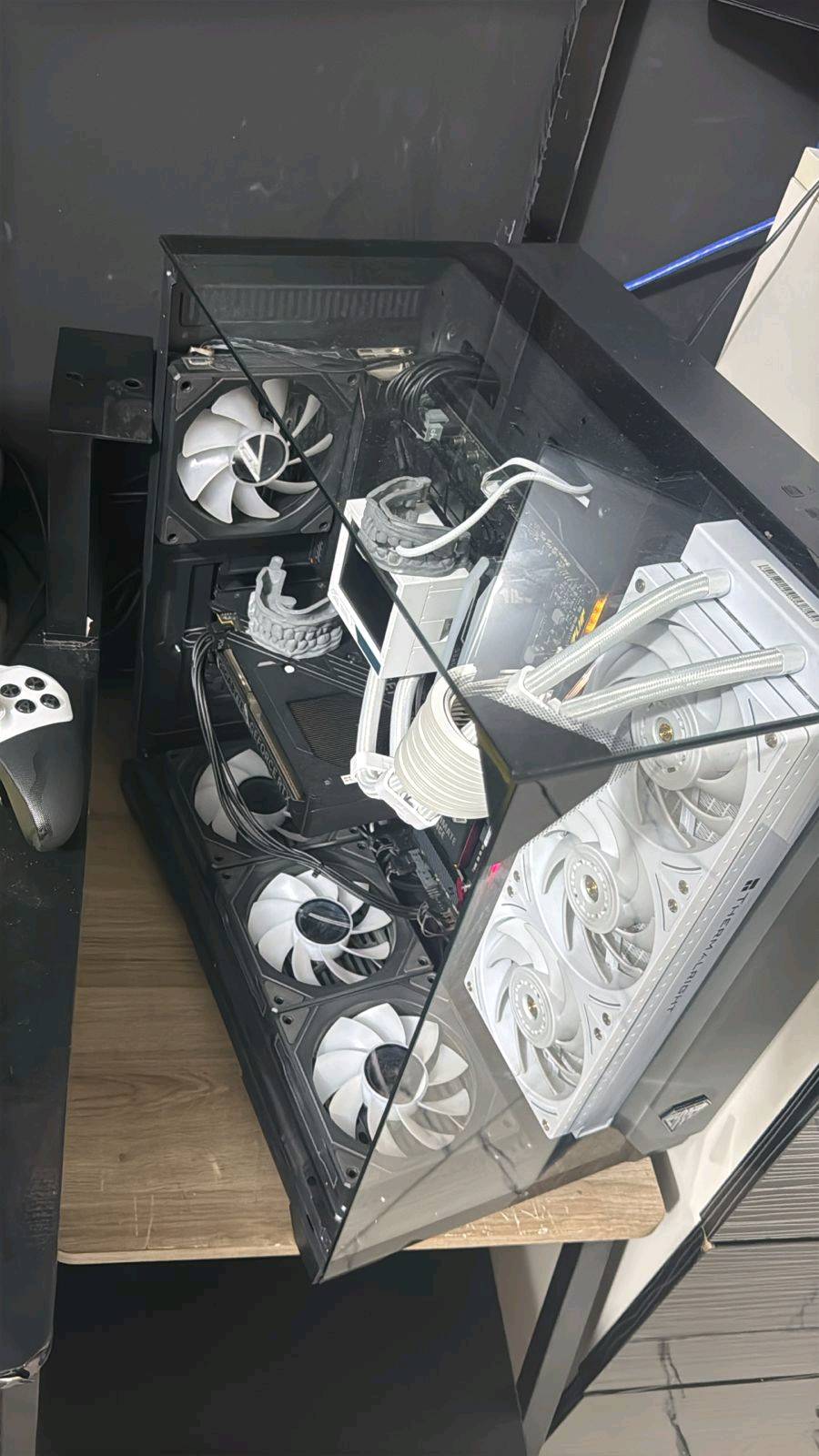 كيس للبيع 
MB. AUSU TUF Z790 WIFI 6  
GPU. 5060 GAGABAET
CPU. I5 14400F
RAM. LEXER DDR5 6800 2*16
HR. 1T M.2 LEXER+256 M.2 samsung +1T hhd
Ps. 750asus 
Coaler. 360 Thermalright دجتال 
Case. Sama mass 
توصيلات ليان لي ستريمر v1 
نضافه ١٠٠ بل ١٠٠ اي مشكله مبيه والقطعه كل كراتينهن موجوده  للبيع مكاني سلمان باك 

***********#

تنطيك دقه توكي والهرتزيه ثابته 120 فريم
وعلى دقه فول اج دي 200 فريم