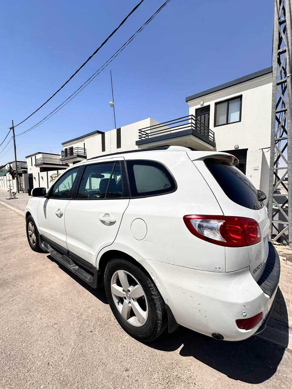 هيونداي سنتافي 2008 وارد كوري – مواصفات خاصة
🔹 محرك 2700 V6 – 6 سلندر
🔹 7 راكب
🔹 فتحة سقف
🔹 تدفئة كشنات
🔹 تحكم ستيرن صوبين
🔹 كشنات جلد أسود
🔹 تبريد 3 قطع
🔹 السيارة مجهزة بمنظومة غاز مركبة في الورشة الحكومية
🔹 موجود كارت الصيانة الخاص بالمنظومة
🔹 رقم بغداد إنكليزي جديد
🔹 الرقم باسمي ونقل أصولي

🎨 الحالة والصبغ:
نص جاملغ ونص باب صبغ فقط، والباقي حسب الفحص.

📌 السيارة مواصفات خاصة ومناسبة للعائلة، والفحص على المشتري
***********
