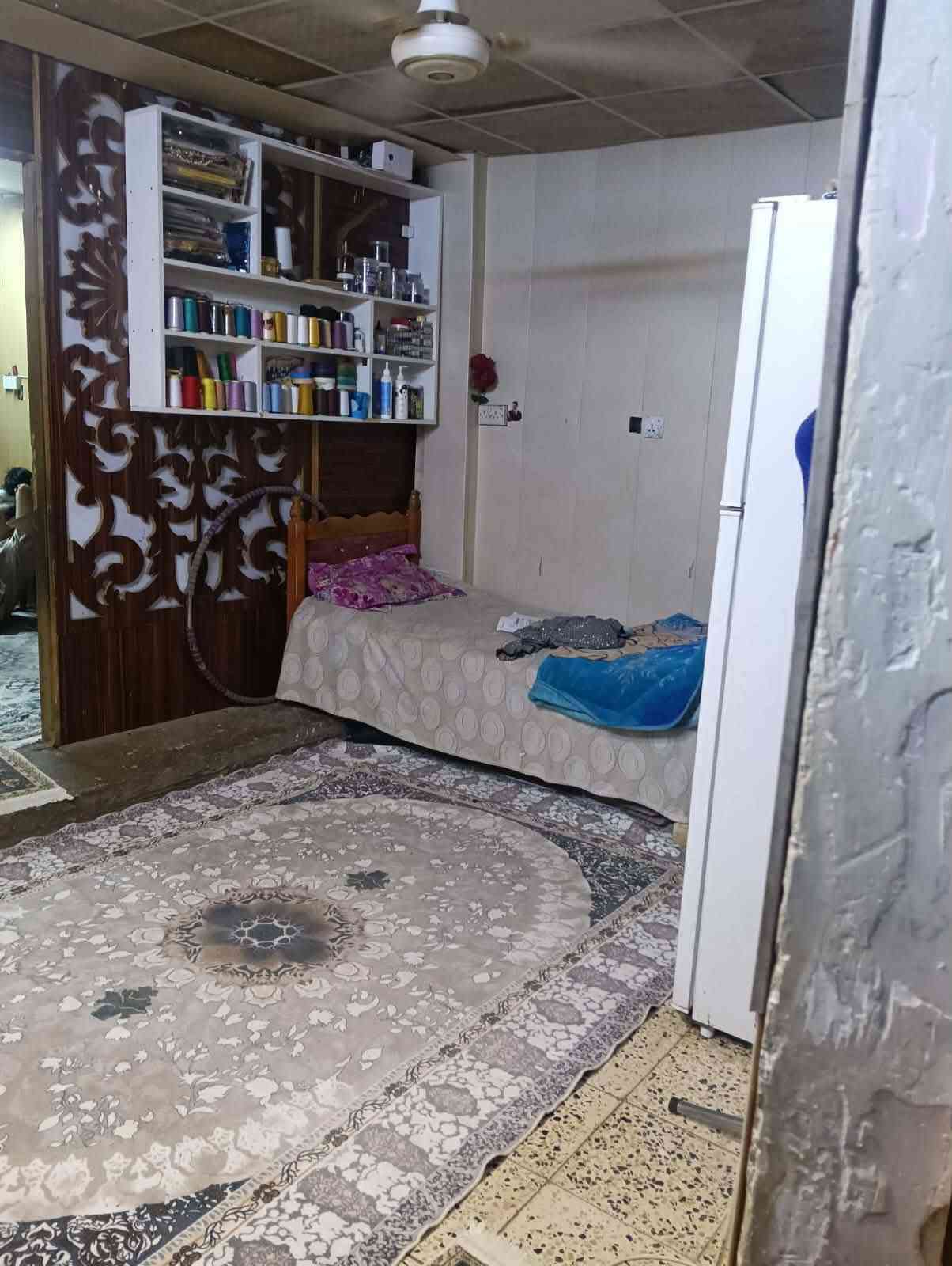البيت 100 متر طابو صرف واجهة 5 ونزال20 خلف جامع الشروفي 3 طوابق الأرضي ستقبال 7*4 وحولي 5 *4 وغرفة 3*4 وترك وصحيات ومطبخ 
الطابق الثاني غرفتين نوم+غرفة سندويج 6* 4 وخدمات ومطبخ 
طابق الثالث غرفتين نوم نضام سويت هم سندويج السعر 165 مليون وبي مجال يرهم مراوس بيت مساحة أكبر
العنوان بغداد الشعب وره جامع الشروفي
***********
