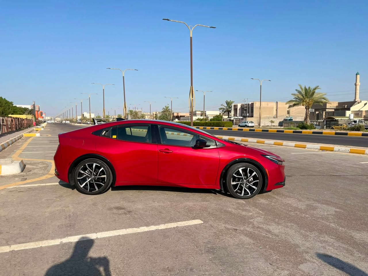 للبيع فقط ماروس بس الشراي يدخل  Prius Prime XSE 2024
سيارة جديدة بحاله الوكالة 

* المحرك: 2.0 لتر، 4 سلندر هايبرد.
* القوة الإجمالية: 220 حصان.
* القير: ECVT.
* الدفع: أمامي FWD.
* التسارع 0–60 ميل: حوالي 6.6 ثوانٍ.
* البطارية: ليثيوم-أيون 13.6 kWh.
* المدى الكهربائي: حوالي 39 ميل / 63 كم في XSE.
* استهلاك الوقود في وضع الهايبرد: حوالي 52 MPG مجمع بحسب مواصفات السوق الأمريكي. 
* الجنوط: ألمنيوم 19 إنش.
* المقاعد: SofTex، والمقعد الأمامي للسائق كهربائي 8 اتجاهات ومدفأ.
* الشاشة: شاشة 8 إنش قياسية، و12.3 إنش متاحة حسب التجهيز.
* Apple CarPlay وAndroid Auto: لاسلكي.
* الشحن اللاسلكي للهاتف: متوفر قياسيًا في XSE.
* مساعدة الركن الأمامي والخلفي مع كبح تلقائي: قياسية.
* السقف الزجاجي الثابت: متاح.
* نظام JBL وشاشة 12.3 إنش: قياسية في XSE Premium وليست XSE العادية.
* ⁠
الحادث باب ودعاميه حادثها جدا خفيف 
ماشية ١١ الف كيلو 
مكان السيارة الانبار الفلوجة 
 للاستفسار ***********
