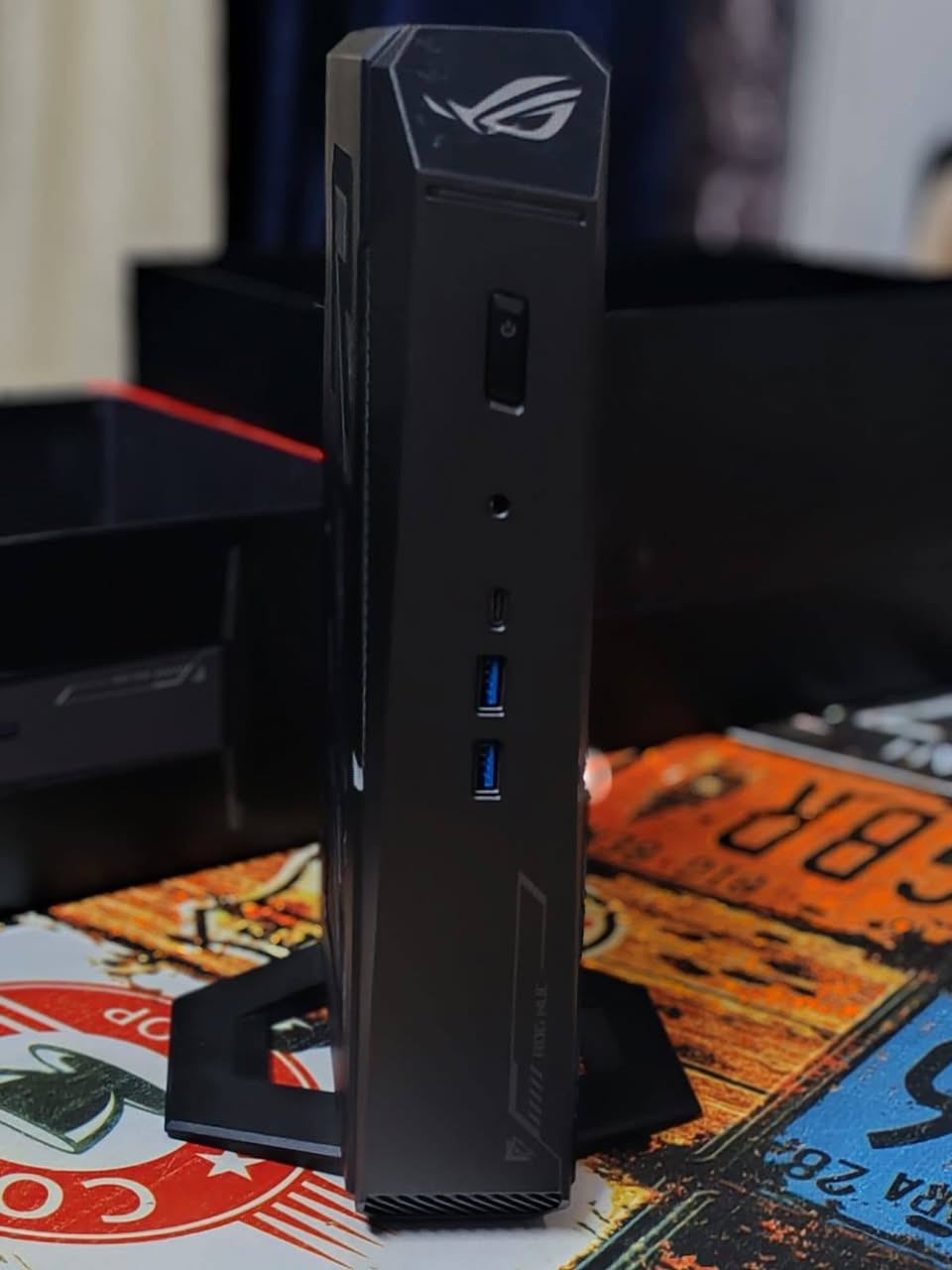 السلام عليكم من رخصه الادمن المحترم يتوفر مني كيمنك للبيع نوع ASUS NUC مستورد خاص  غير مستخدم لا يوجد في السوق العراقي مواصفاته مرفقه بصور الجهاز بدون شاحنه والشاحنه متوفره بالسوق العراقي للتوصل ***********
