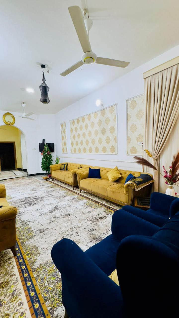 السلام عليكم العقار للبيع العنوان كوت الحجاج الجديد خلف مدارس الفراهيدي او قرب دائرة المجاري المساحة ٢٥٠متر الواجهه ١٢,٥٠م النزال ٢٠م طابو ملك صرف تحويل مباشر
الطابق الارضي : غرفتين منام + صالة +مطبخ حار وبارد +استقبال وكراج وحديقة ومجموعتين صحية
الطابق الاول : اربع غرف منام + مطبخ مفتوح ع الصالة + ٣ حمامات 
السعر 575مليون للاستفسار ***********
