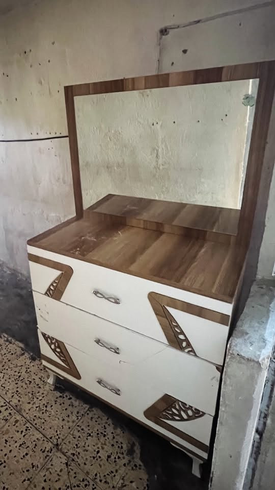 للبيع غرفه تركيه ٥ قطع والجربايه عراقي 150 الف
مستخدمه نص عمر / حي العامل / ***********
