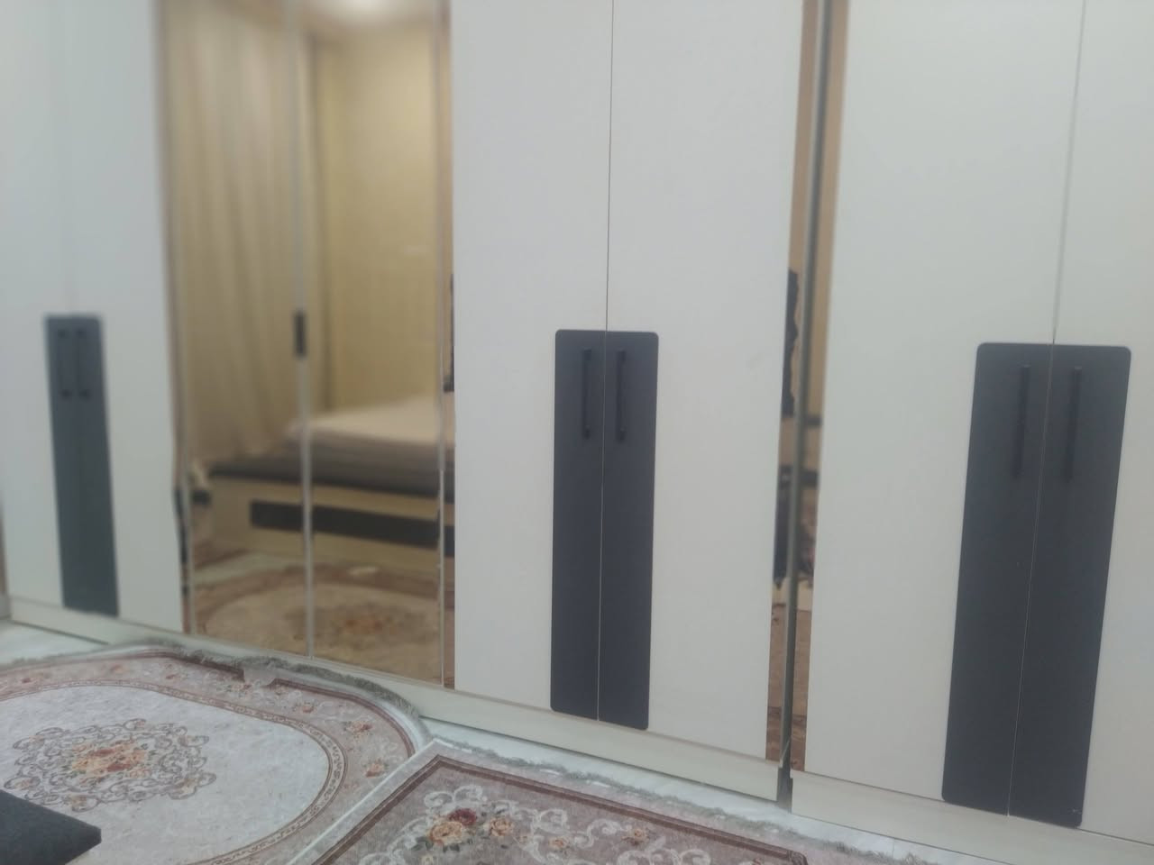 غرفة نوم تركي جديدة غير مستعملة فقط مشدودة  بعدها بتراب الشد متكونة من 10قطع ثقيلة جدا بيها مخزن بالسرير وبيها انارة مع دوشك جديد طبي غير مستعمل أريد ابيعها لغرض الانتقال لغير بيت ..بيع مستعجل السعر مليون و650وبيها مجال وهذا رقم الهاتف  ***********

