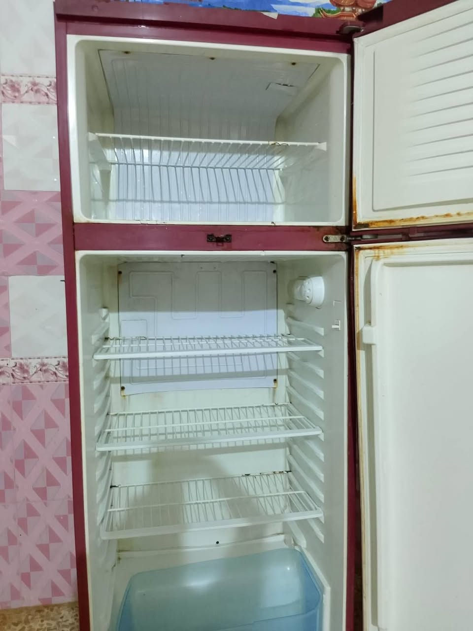 السلام عليكم ثلاجه ديكو حجم كبير سعر 150وبيها مجال للبيع الاستفسار واتساب ***********
