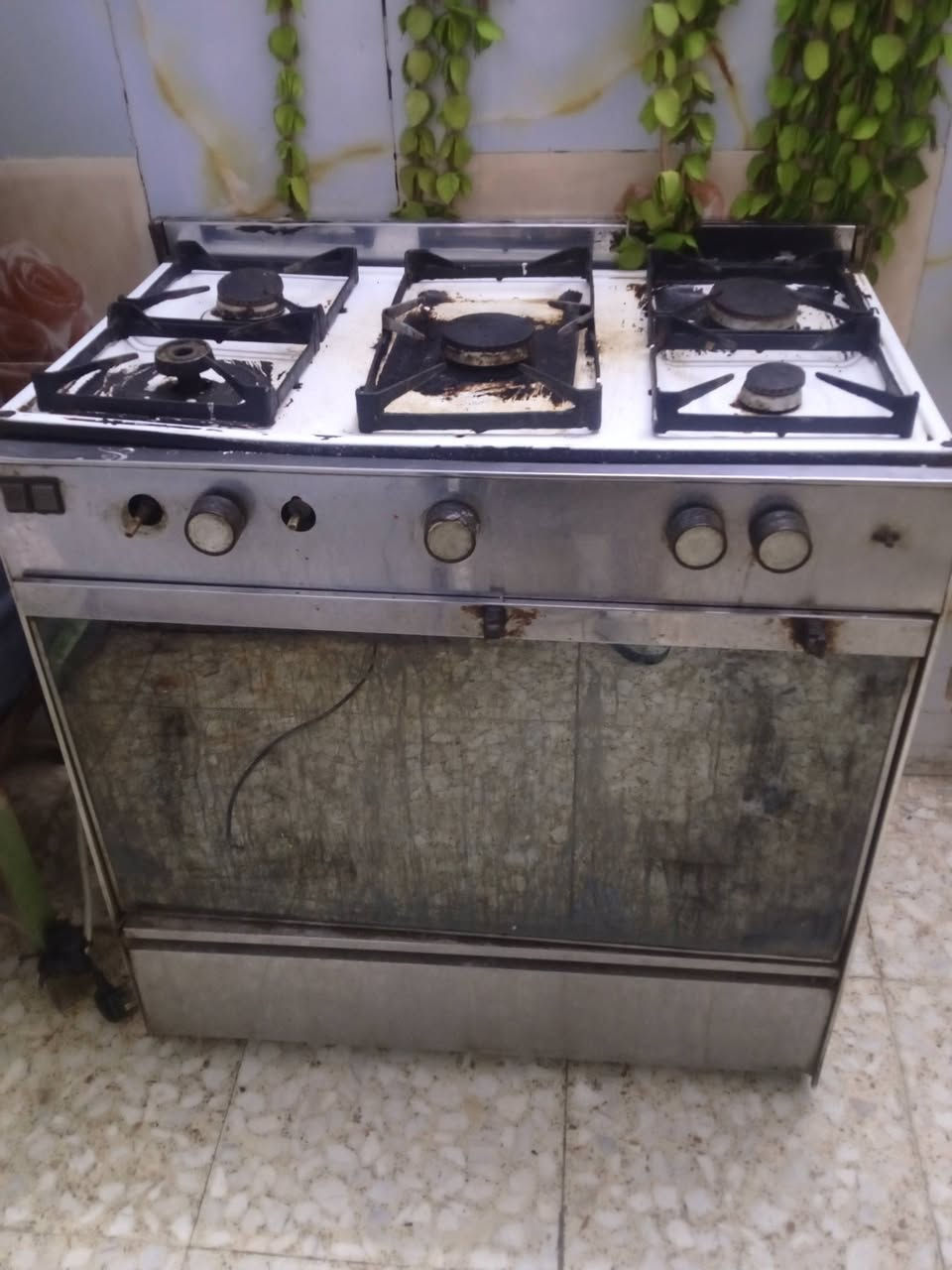 طباخ مستعمل الفرن شغال عيون كلها شغالة السعر 50 وبي مجال مدينة الصدر قطاع 49
***********

