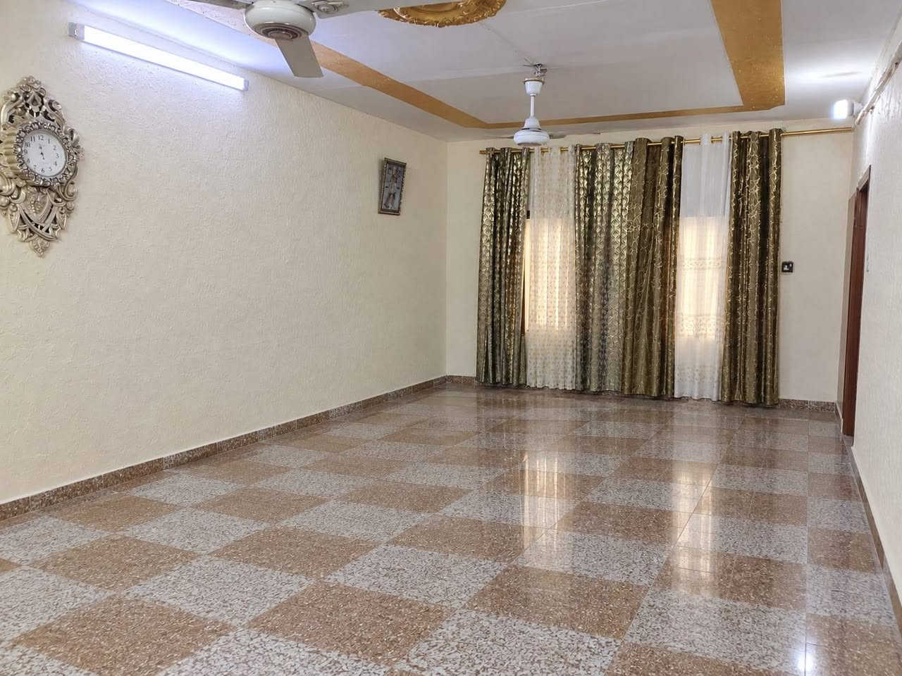 بيت للبيع المساحه ١٤٤ مدينه الصدر قطاع ٢٦ اول فرع بالقطاع و اول بيت بالفرع مقابل قطاع ٧٨ البيت طابقين
الطابق الأول استقبال وصاله ومطبخ وغرفتين وصحيات خارجي وداخلي 
الطابق الثاني غرفتين وصحيات وغرفه ثالثه فوك الاستقبال سندويش
البيت عكاده عالي عن الشارع السعر ١٩٠ وبي مجال بسيط للتواصل ***********
ملاحظه البيت مفرغ من الغراض بالذكاء
