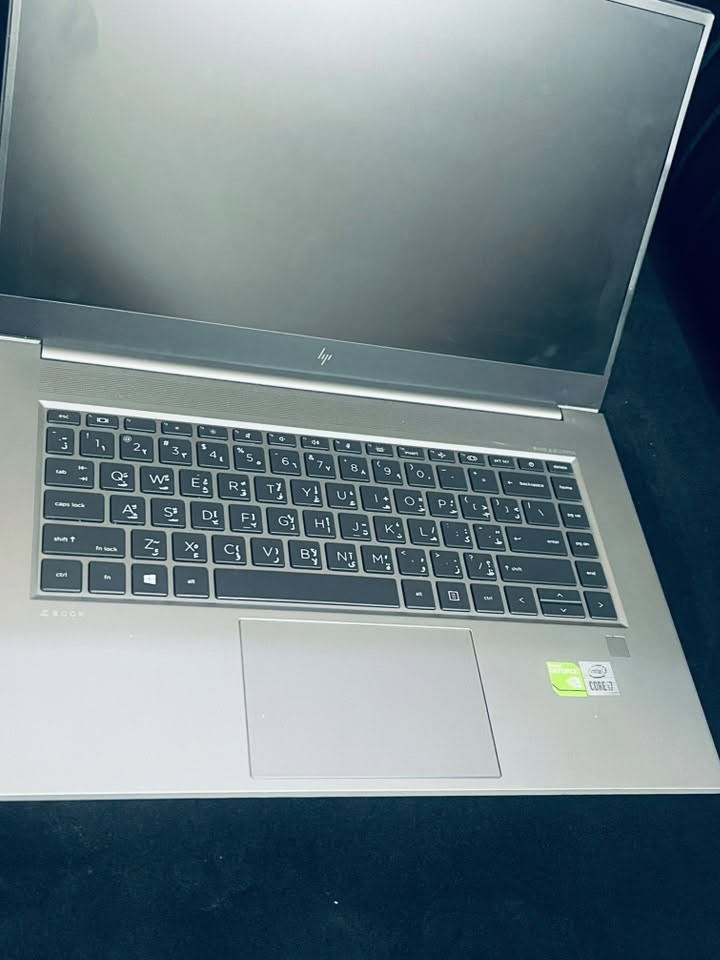 سلام عليكم
‏💻  حاسبة HP ZBook للبيع

المعالج: Core i7 – الجيل العاشر

تحتوي كارتين شاشة :

كرت الشاشة خارجي : NVIDIA Quadro T1000 4GB

كرت شاشة داخلي  Intel UHD

الرام: 32GB DDR4

التخزين: 512GB SSD

النظام : Windows 64-bit

حساس شاشة للفتح التلقائي 

الجهاز نظيف وحالته ممتازة

 كيبورد عربي إنكليزي 

مع ملحقات:

1️⃣ ماوس وايرلس

2️⃣حقيبة 

3️⃣ شاحن أصلي مال الحاسبة

جميع القطع أصلية وبدون تبديل

مناسب للدراسة والهندسة و برامج التصميم

واتساب : ***********

