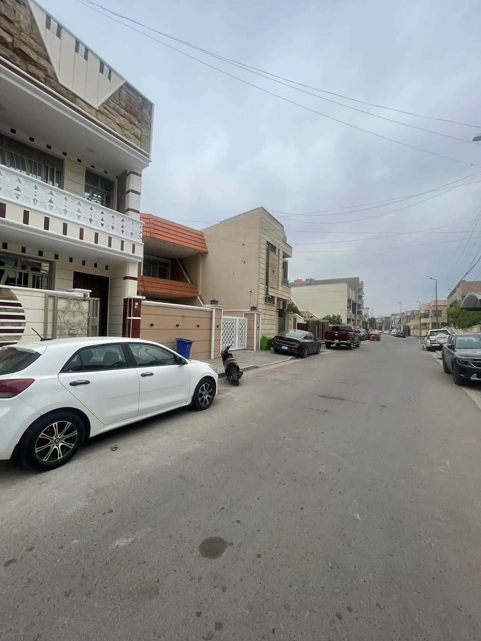 يعلن مكتب اسامه العبيدي للاستثمارات العقارية الاعظمية
عن توفير  { دار للــــــــــــبيـــــــــــــــــع } 
100م2 الواجـــــــــــــــهة 5 م
يحتوي على طابقين 
الطابق الاول : طرمه ▪️وصاله 🔹ومطبخ 🔹منور ▪️وخدمات 🔹غرفه نوم 
الطابق الثاني ؛ 2️⃣غرف نوم 🔹وحولي ▪️وخدمات 
مؤجر البيت حالياً ( مليون وربع ) 
📍موقع الدار : الأعظمية شارع الضباط خلف مول المتسوق 

♦ للاستفسار 
يرجى مراسالة الصفحة 
او الاتصال على الرقم 
***********   
◀ مكتب اسامه العبيدي  الاعضمية- شارع الضباط - قرب جامع العساف -مقابل صيدليه زهره الاعظميه 
1. ◀  استثمارات عقارية - بيع وشراء الدور والاراضي السكنية و التجارية 💫💫💫💫
