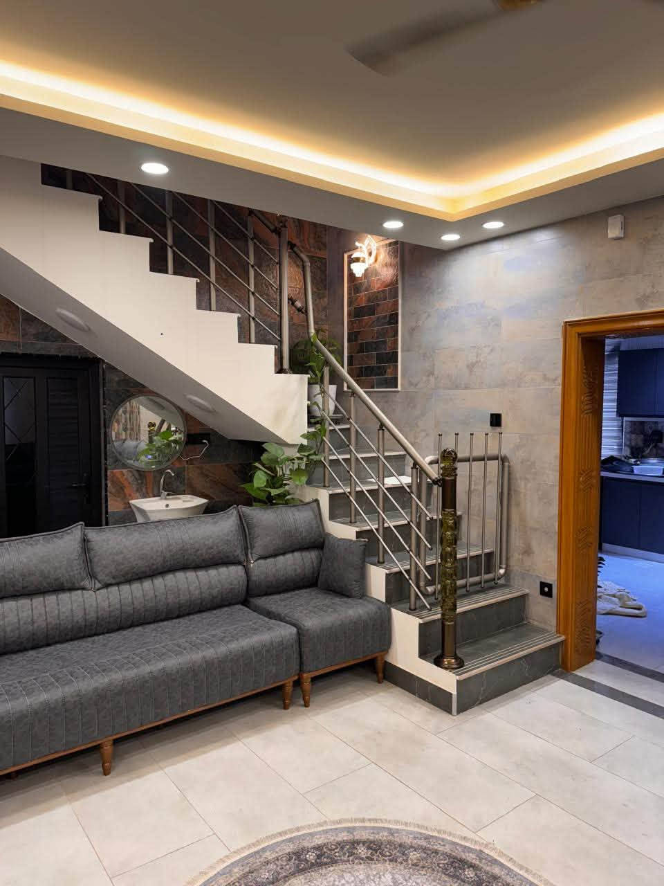 السلام عليكم
دار جديد  للبيع 🏠 

موقع الدار  الكوفة -   مجمع سفير الامام الحسين ؏ - 

تفاصيل البيت : بناء البيت والخريطة تختلف عن باقي بيوت المجمع بي اضافات تغير سيراميك وماء وكهرباء وبيبان خشب وشبابيك وسقوف وتأسيس خريطة طابق ثاني 

المساحة 200م 

مطبخ

استقبال

غرفتين نوم

صالة 

صحيات بالداخل والخارج

كراج سيارة

حديقة 

مكشوفات ٢

خدمات جيدة : كهرباء ٢٤ ساعـة 

 الدار جاهز للسكن 

يبعد 300  متر عَنْ كورنيش الكوفة 

يبعد 1 كيلوا عن مسلم بن عقيل عليه السلام 

السعر الكلي220

مطلوب 55 مليون للشركه تسدد  اقساط بالشهر400 

للاستفسار اتصل على الرقم واتساب +  

***********

ڪُل الخدمات موجودة وقريبة

بانزين خانة 

مدارس ابتدائية . متوسطة . اعدادية 

قريب عَلَىٰ الشط 

قريب عَلَىٰ جسر الحديد وجسر الكوفة 

يبعد عَنْ مسجد الكوفة مشي تقريبًا 15 دقيقة بحدود كيلوا واحد ﺎَو اقل 

مركز صحي
