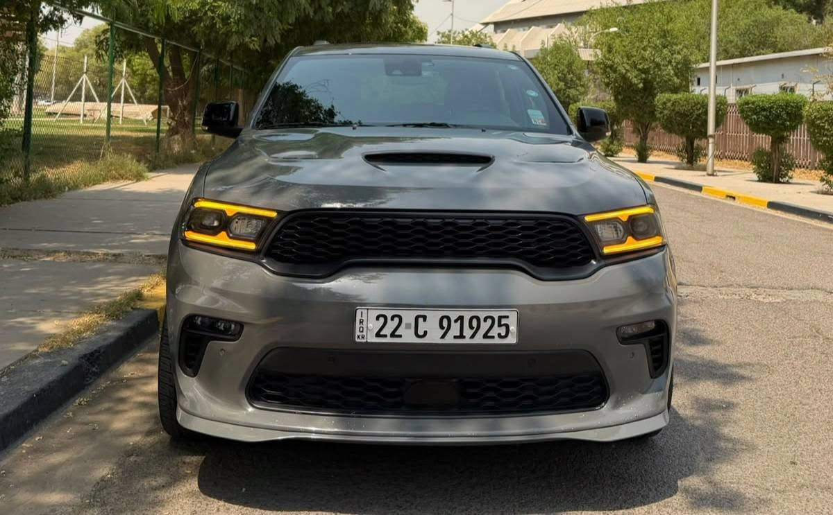 دودج دورانجو TO IN GO Premium بمواصفات SRT 
سيارة مميزة جداً ومجهزة بتفاصيل وأداء قريب من مواصفات الـSRT، مناسبة للي يبحث عن القوة والفخامة والراحة بنفس الوقت. السيارة وارد أمريكي، ومواصفاتها واضحة، والفحص متاح للمشتري الجاد قبل إتمام البيع.
المواصفات الأساسي
النوع: دودج دورانجو TO IN GO Premium
المكينة: 5.7 HEMI V8
القير: أوتوماتيك 8 سرعات
الدفع: AWD دفع رباعي
العداد: ماشية 51 ألف كم
داخل فورجت بلاد
جاملغ بارد موجود
السيارة مجهزة بتفاصيل وأجزاء من مواصفات SRT
مواصفات الأداء والبريك

🟥 السعر سوي تعليق يصل مباشرة 🤖 

السيارة مجهزة بمنظومة أداء قوية ومناسبة لمحبي القوة والثبات، وتشمل
 ● بريكات Brembo 6 بستم
 ● أكسل SRT
 ● راديتر SRT
 ● منظومة تبريد عالية الكفاءة
 ● كزوز SRT
 ● نظام تعليق رياضي
 ● ثبات وتحكم ممتاز على الطريق
 ● تجهيزات أداء تعطي السيارة استجابة أفضل وشكل رياضي مميز
أنظمة القيادة
تحتوي السيارة على عدة وضعيات قيادة تساعد السائق على اختيار الإعداد المناسب حسب الاستخدام والطريق:
 ● 5 وضعيات قيادة
 ● إعدادات SRT Performance
 ● تحكم بالستيرن كهرباء
 ● تحكم بالتعليق حسب وضع القيادة
 ● إمكانية تغيير استجابة السيارة بما يناسب القيادة اليومية أو القيادة الرياضية
الداخلية والتجهيزات
الداخلية فخمة ومجهزة بمواصفات Premium، وتحتوي على:
 ● سقف كنتارا
 ● كشنات كنتارا
 ● تدفئة للكشنات
 ● تبريد للكشنات
 ● داخلية SRT كاملة
 ● تفاصيل رياضية وفخمة داخل المقصورة
 ● راحة عالية للركاب
 ● تجهيزات مناسبة للاستخدام اليومي والسفر
حالة السيارة
السيارة وارد أمريكي، وكانت بوضع حادث سابق في أمريكا، والجاملغ البارد موجود. جميع التفاصيل مذكورة بوضوح، والفحص متاح للمشتري قبل الشراء حتى يتأكد من حالة السيارة ومواصفاتها بشكل كامل.
الفحص مفتوح بأي مكان يختاره المشتري، والسيارة مناسبة لمن يريد دورانجو قوية وفخمة ومجهزة بتفاصيل SRT، مع مكينة HEMI V8 ودفع رباعي وتجهيزات أداء مميزة.

رقم صاحب السيارة 
***********
