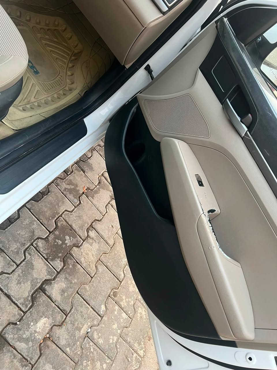 النترا 2017 خليجي
اللون أبيض
محرك 2000 دوش
تبريد امامي خلفي
منظومة تبريد محورة جديدة أوتوماتيك 
أشاير بالمري
تحكم استيرن جهتين
شاشة
كامرة خلفية دوارة
أربعة دسك 
امامي خلفي تخم جديد 
تخم تاير جديد
دوشمة كشنات + سفاري ارضية
رقم أربيل إنكليزي
بإسم شركة 
تريد تحويل تريد وكالة
السيارة بيه قطعتين تبديل شركة
باب السائق والجاملغ الأمامي 
مع ملاحظات بسيطة
السيارة ماشية 207 ألف
مكان السيارة نجف / كوفة
السعر 135 وبيه مجال 
للتواصل ***********
