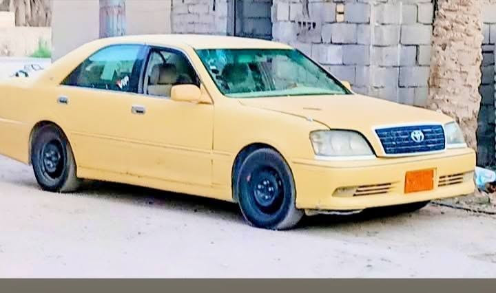 السلام عليكم سياره ملكه  صفره للبيع اصوليه موديل 2005السعر 48$ورقه 
السياره جاهزه من كلشي تخم تواير حداديه تبريد شغال بس الدكمه عاطله
مكان السياره سوق الشيوخ النواشي 
رقم الهاتف ***********

نص مكتوب في الصور:
- Shot on realme C21Y
