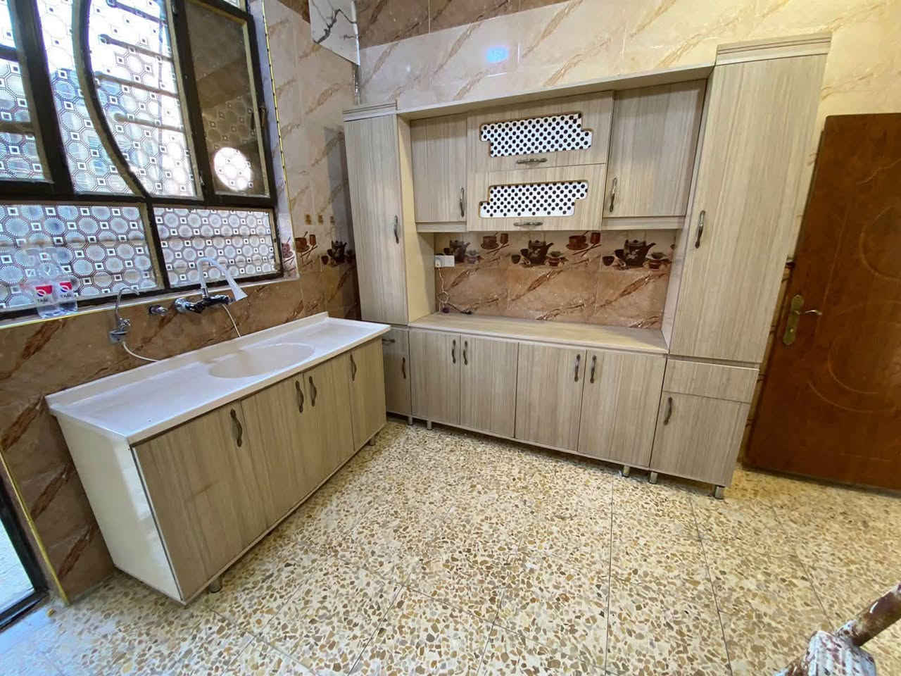 كاونتر تركي مستخدم شهر واحد بس اخو الجديد قياسه مترتين ونص وسنگ متر ونص مرمر سعرة ٥٢٥ الف 
للاستفسار ***********واتس اب

