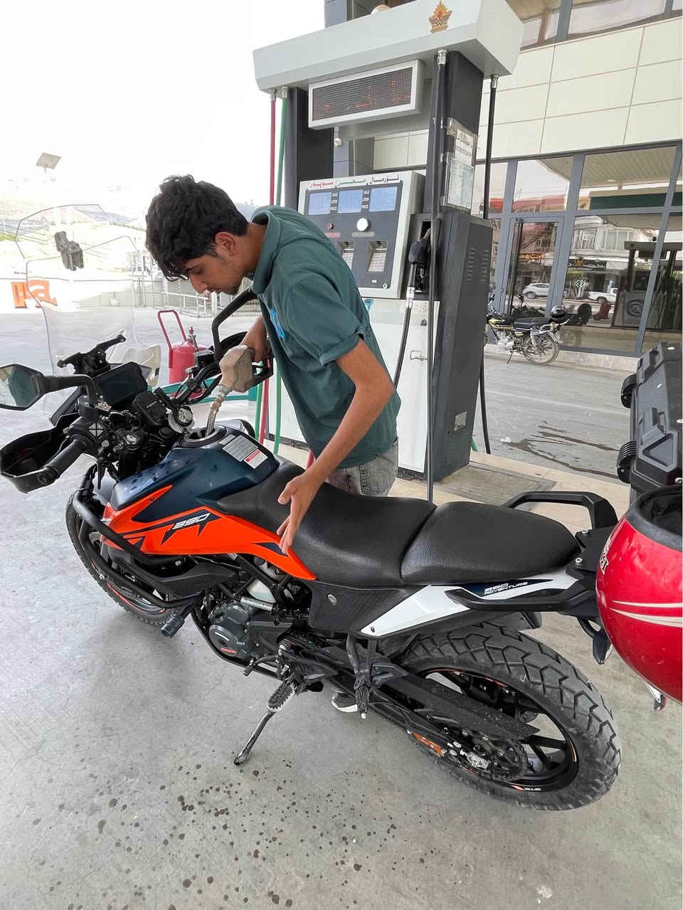 للبيع KTM 390 Adventure – موديل 2022 🏍️
***********
▪️ الممشى: 9.000 كم فقط
▪️ المحرك: 390 cc 
▪️ 6 نمر
‏▪️ ABS
‏▪️ Traction Control
▪️ شاشة TFT ملونة
‏▪️ Ride-by-Wire
‏▪️ Quickshifter+
▪️ تعليق WP
▪️ استعمال قليل وممشى قليل جدا
اضافة جامة طويلة سلايد 
(الصندوك عادي جدا مو من ضمن الدراجة)
رقم بغداد مميز 
التحويل: مباشر باسم المشتري
مكان بغداد 
💰 السعر: 6 ملاين ونص (6,500) عراقي 
📞*********** متواجد واتساب بغداد, العراق

نص مكتوب في الصور:
- Asiacell
- ١٨ LTE
- أحد، ٣٠
- ١:٣٦
- منذ ٤ د
- مرحّبًا أيها النجم المبدع!
- ضباب التركيز
