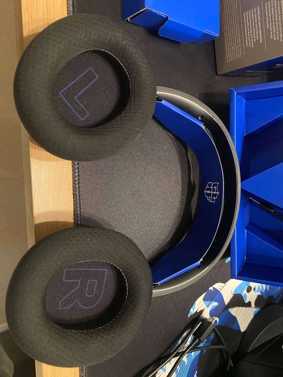 سماعه steelseries arcits nova 1p
وزن خفيف،مايك ممتاز،وسادات أذن كلش مريحه 
ملاحظه: لاستيكرات مأخوذة من السماعه 
سماعه كلش نظيفه واذا تريد هم تفحصه 
سعر 50 
*********** تواصل هذا الرقم
المكان البنوك
