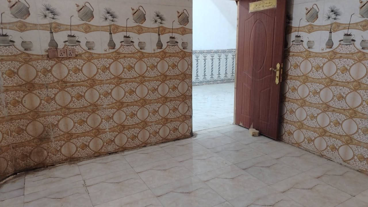 بيت للبيع مساحة 200متر
غرفتين وصاله ومطبخ وبراني وصحيات خارجيه
الموقع المدخل الجنوبي
 قرية آل مجيبل قريب على
 الشارع الي يروح للشراكيه 
السعر 21 وبيه مجال قليل
***********
