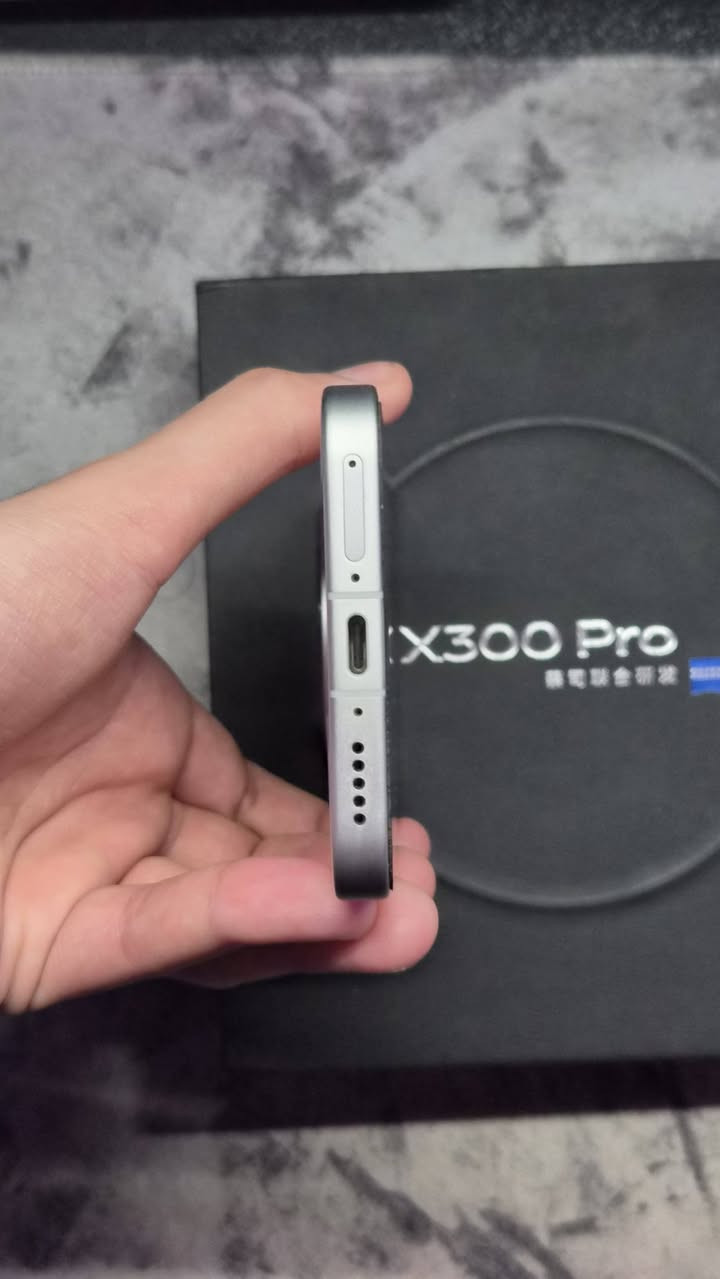 السلام عليكم vivo x300 pro للبيع
الجهاز جدا جدا نضيف مابيه اي شخط 
ذاكرته 1tb
الرام 16
الجهاز روم صيني 
السعر مليون و300بيه مجال جدا بسيط
الموقع بغداد ويوجد توصيل
للتواصل علئ واتس اب ***********
