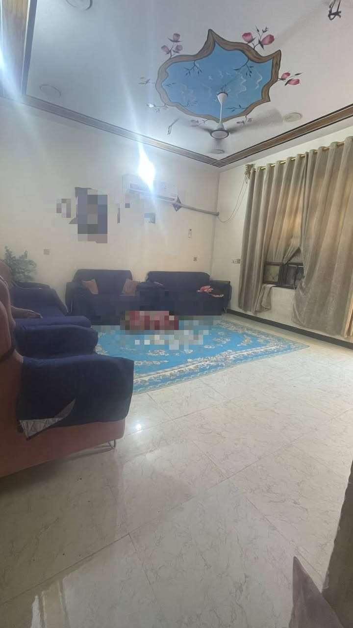 بيت للبيع المساحة ١٠٠ متر مربع
بناء سنة ٢٤ طابق واحد يحتوي على غرفة واحدة و مطبخ مشترك مع الصالة و الاستقبال و كراج كبير نوعا ما  والصحيات و منور للاستفسار خاص ‏‪***********
