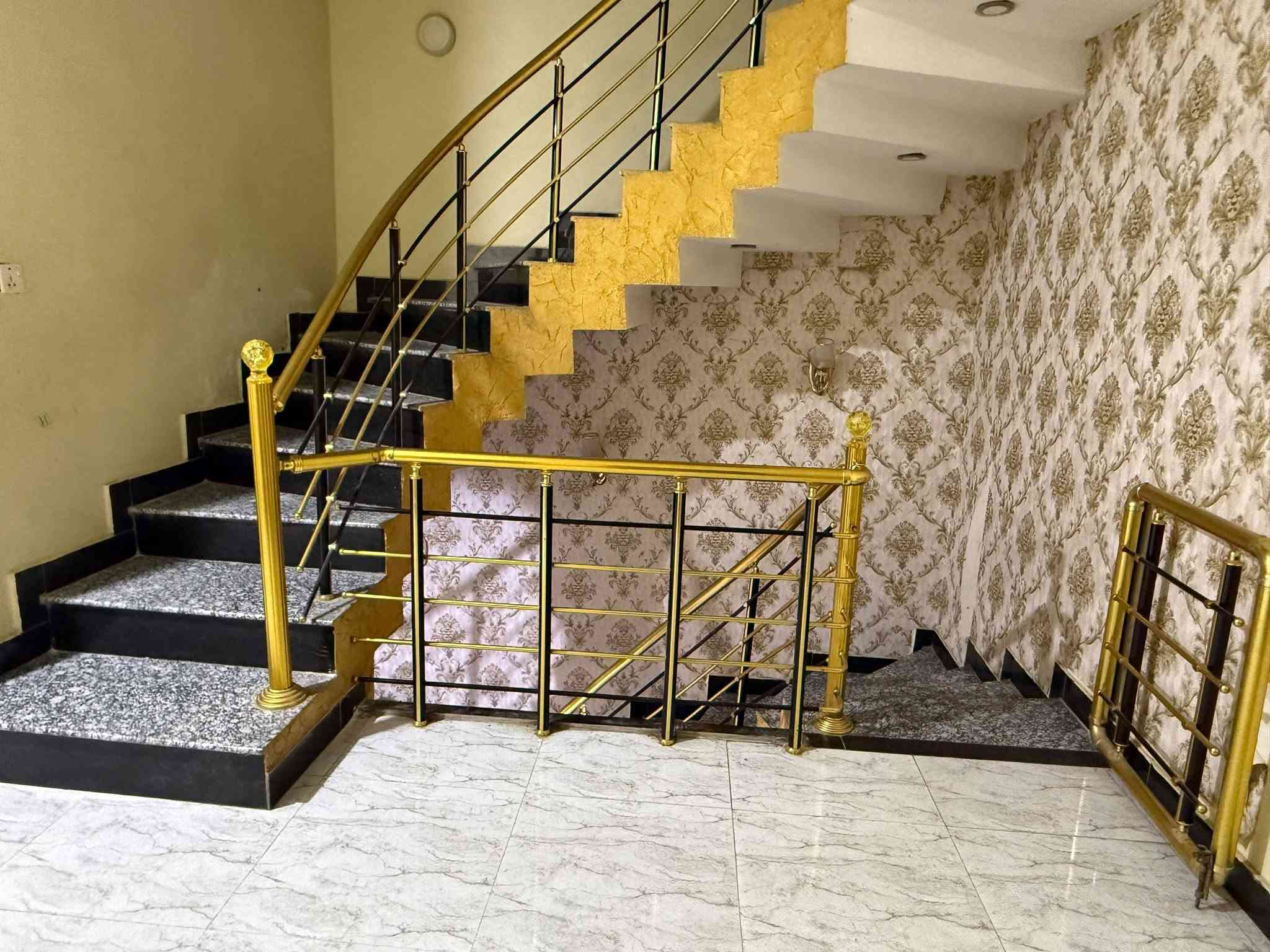 بيت للبيع المساحة 100m² ( 10 *10 )
📍المنطقه العابر مقاطعه 73 مجاور ياسين خريبط 
📍خلف محطه وقود الخليج  قريب على شارع محمد القاسم  
✔️  الطابق الارضي يحتوي على غرفه واستقبال وصاله ومطبخ وصحيات ( حمام وتواليت معزولات ) ومنور وحمام خارجي 
✔️  الطابق الاول يحتوي على 3 غرف كبيره وحمام عدد 2 وهول موزع كما بالصوره 
✔️  الطابق الثاني من سندويج يتكون من غرفه عدد 2 وصحيات ومطبخ وهول

🔴 يعني البيت 3 طوابق 
 
للتواصل مع الرقم 
***********
