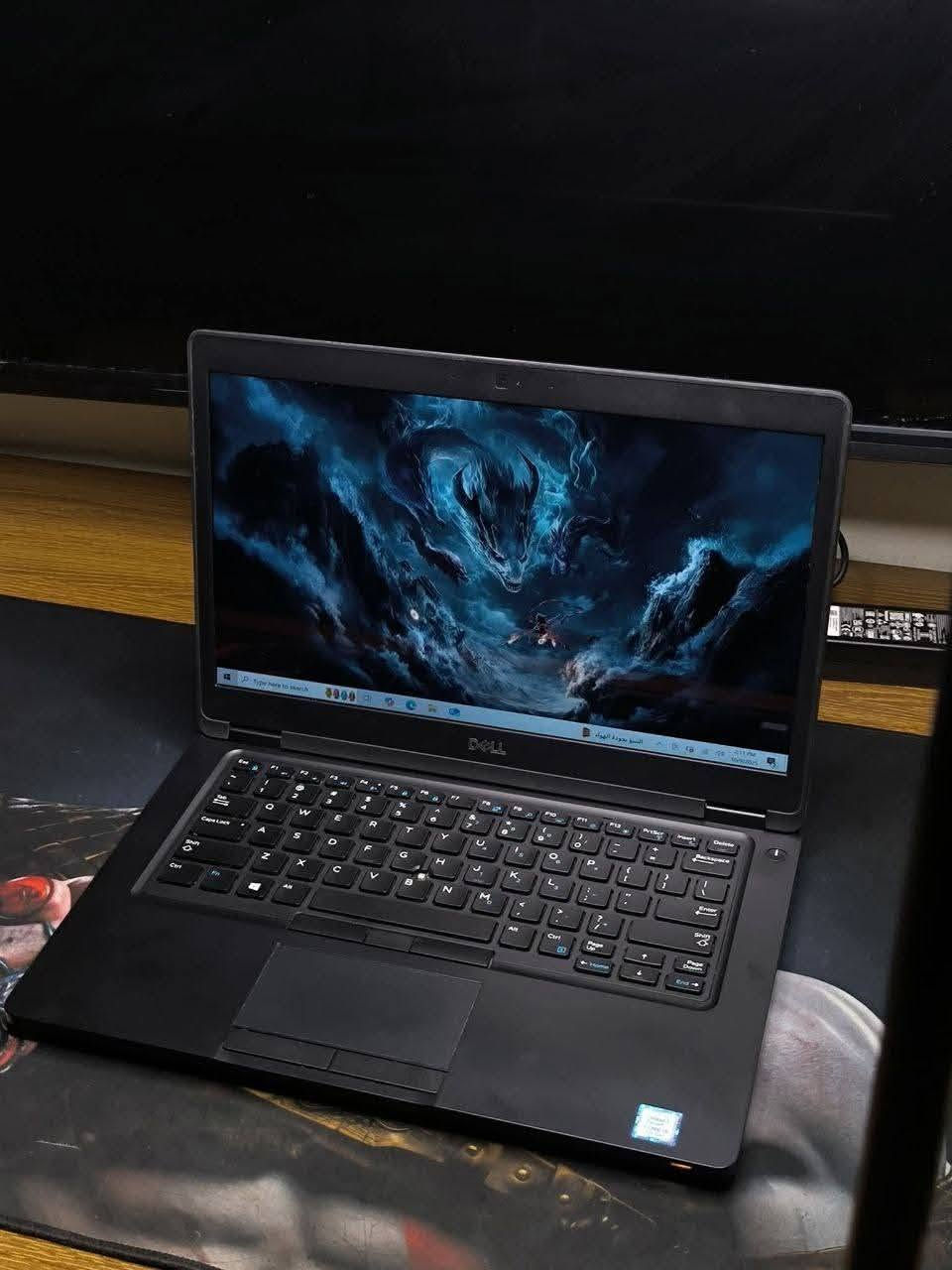 💻 لابتوب Dell Latitude 5490
🔹 المواصفات

معالج ‎Intel Core i5 (الجيل السابع – فئة U) — أداء ممتاز للكثير من المهام.

ذاكرة ‎8 GB DDR4‎ (قابلة للتطوير).

تخزين ‎256 GB SSD M.2‎ (قابل للتطوير) — سرعة تحميل وتشغيل عالية.

شاشة لمس ‎14″‎ بدقة عالية — جودة صورة ممتازة وتجربة استخدام سلسة.

كرت شاشة ‎Intel UHD Graphics‎ — ممتاز للتصفح والعمل المكتبي والمونتاج الخفيف.

تصميم نحيف وخفيف — مثالي للتنقل والعمل من أي مكان.

كيبورد مدعوم بستيكِر عربي / إنجليزي.

✨ مناسب لـ:
• طلاب — للدراسة، الواجبات، العروض التقديمية 🎓
• العمل المكتبي، شغل Office، بريد إلكتروني، اجتماعات عن بُعد 🗂 💻

🎁 الهدايا المجانية مع الجهاز:
حقيبة لابتوب
شاحن أصلي
ماوس + ماوس باد

🛡 الضمان والخدمات:
فحص عند الاستلام مع المندوب ✅
ضمان 7 أيام بعد الاستلام ✅

💰 السعر: 245 الف فقط
