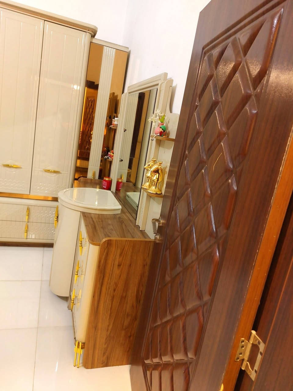 بيت للبيع مساحه 75مترطابق ونص غرفتين وصحيات عدد 3على حولي ميه ورى الفيزا التركيه رقم صاحب البيت ***********
