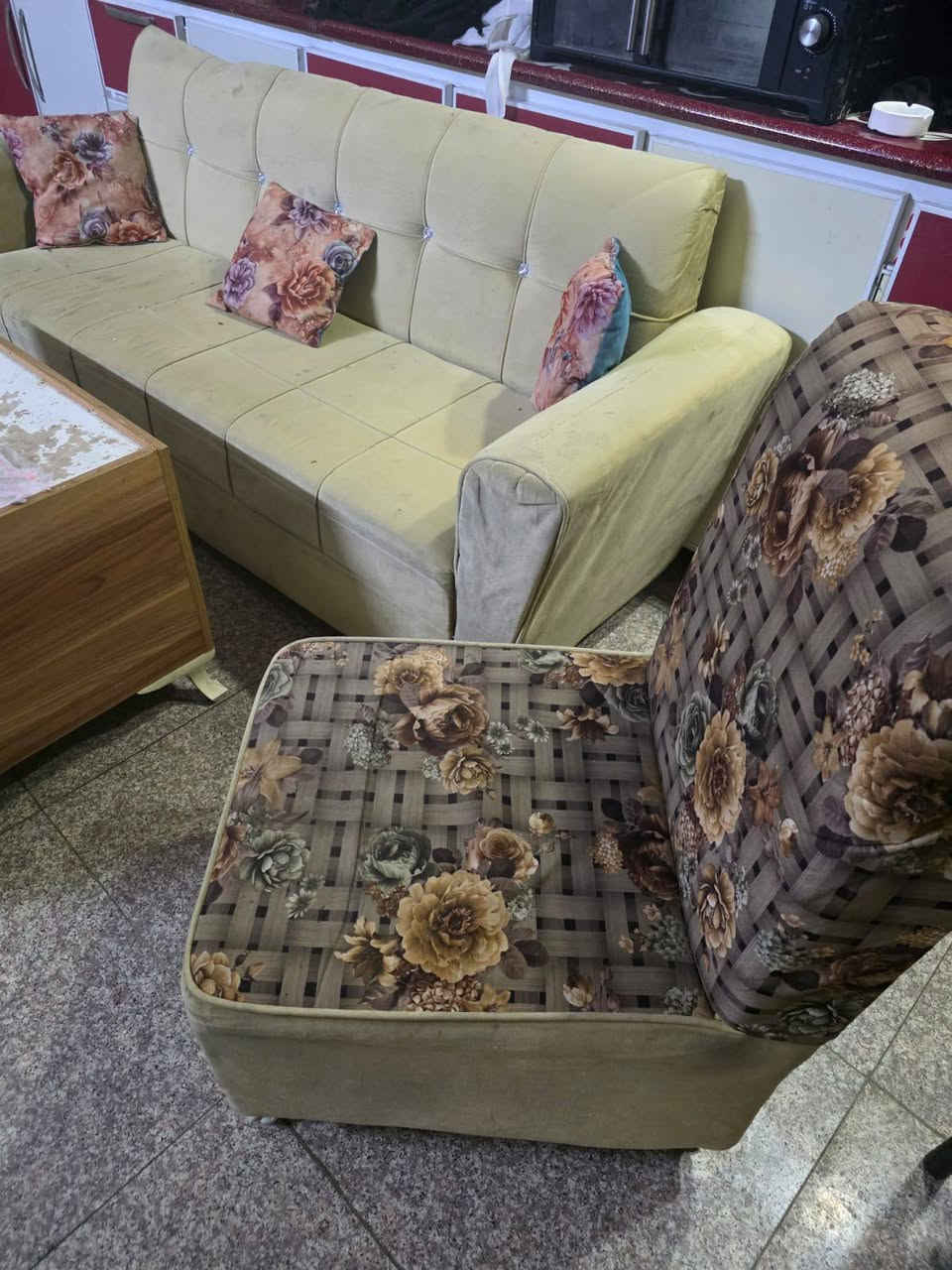 قنفات • ميز وسطي • يحتاج تنظيف