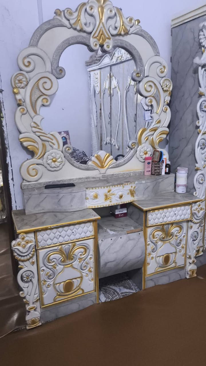 سلام عليكم 
غرفه اخشاب للبيع
السعر 8050 الف بيه مجال قليل شراء يدخل خاص مكاني الهارثة مقابل سيد سامي شارع المسحب  رقمي ***********

