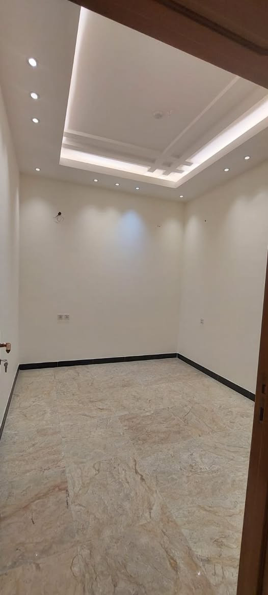 بيت للأيجار في المعقل (المهندسين) 📍
المساحه :  250 م 
يحتوي على :  3 غرف + أستقبال + صاله + مطبخ + مجاميع صحيه + كراج 
المواصفات : ركن + بناء حديث مودرن + موقع جداً مميز + قرب كافه الخدمات 

سعر الأيجار : مليون دينار 
للتواصل : 
*********** 
***********
