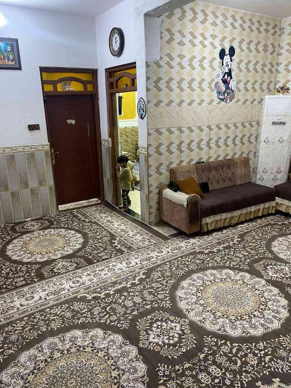سلام عليكم
بيت رقم 100 متر مربع ركن 
معاملة كاملة واصلة للتقيم 
العنوان حي الجامعة قرب مجلس محافظة
هذا رقم ابو البيت
***********
