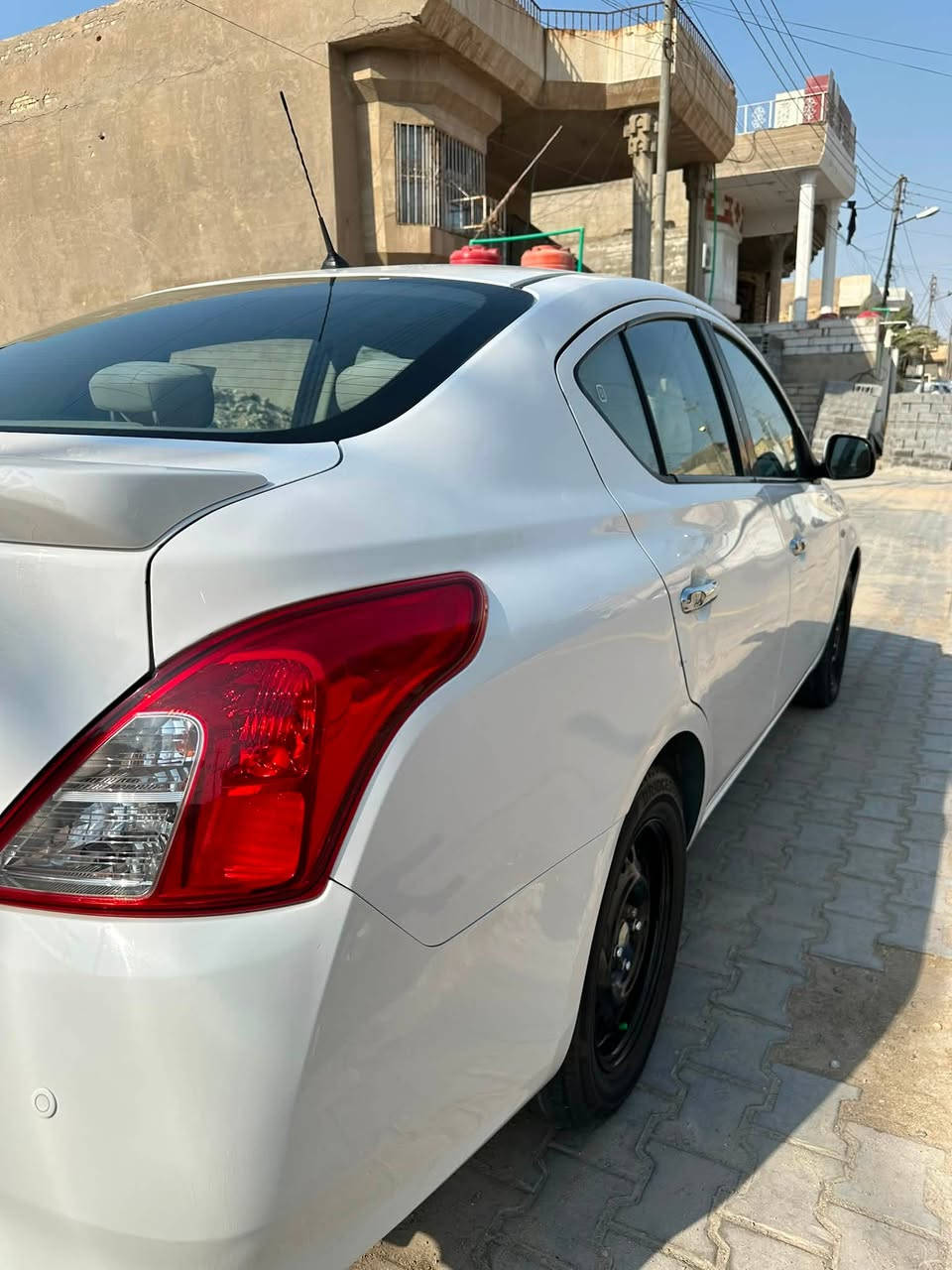 السلام عليكم للبيع نيسان سني هندي بليته زركه موديل ٢٠٢٢ رقم اربيل بيه بارد بلبنيد فقط السعر  ١٠٧ وبيه مجال بسيط للشراي يتصل *********** مكان السياره البصره المعقل
