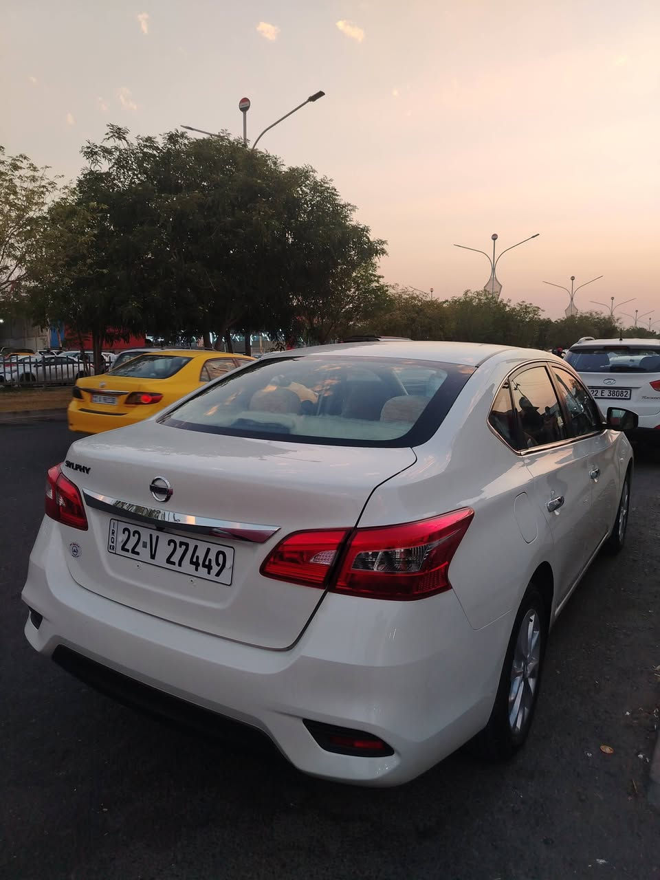 للبيع سيارة نيسان سيلفي كلاسيك (Nissan Sylphy Classic) موديل 2025، وارد الصين بحالة ممتازة جداً وشبه زيرو وبكامل كمالياتها من المصنع.
للتواصل والاستفسار المباشر (اتصال أو واتساب):
📞 ***********

الموديل والسنة: 2025

المحرك: 1.6 لتر (HR16) اقتصادي جداً وممتاز

الجير: أوتوماتيك (CVT)

اللون الخارجي: أبيض / الداخل: البيجي المرغوب

الممشى (المسافة المقطوعة): 6,000 كم وشوية (شبه زيرو)

الرقم والسنوية: رقم أربيل (لوحة وطنية جديدة) - السيارة باسمي وبشرط التحويل مباشر.

📊 المواصفات والخصائص:

فتحة سقف كهربائية

تبريد مركزي قوي جداً وثلاجة (فتحات تكييف خلفية متكاملة لراحة الركاب).

نظام التوفير ECO يحتوي على زر منفصل (تقدر تشغله وتطفيه بكيفك وحسب رغبتك).

شاشة عرض وسطية كبيرة ممتازة تدعم ربط الهاتف.

كاميرا خلفية عالية الدقة للمساعدة على الاصطفاف.

كشافات ضباب أمامية مدمجة بالصدام.

السيارة بكامل كمالياتها

⛽ معدل صرفية البنزين (حسب ملصق الشركة الرسمي):

في الخط الخارجي (الطريق السريع): اقتصادية جداً، تصرف حوالي 5.05 لتر لكل 100 كيلومتر.

داخل المدينة (الخط الداخلي والازدحام): تصرف حوالي 8.54 لتر لكل 100 كيلومتر.

🛠️ الصيانة والهدايا الإضافية مع السيارة:

الدهن الحالي: تم تبديله حديثاً عند ممشى 5,000 كم بـ دهن تكساس (Texas) أصلي وكالة.

هدية في صندوق السيارة: يأتي مع السيارة جليكان 5 لتر دهن محرك أصلي من شركة نيسان نفسها + فلتر دهن أصلي جاهز للتبديل القادم.

🛡️ حالة السيارة:

السيارة بحالة المصنع، محرك وجير وشاصي وتبريد بحالة الوكالة 100% (شرط الفحص).

مكفولة من البدن ، السيارة تحتوي فقط على جمب صغير جداً بالدعامية الخلفية بالكاد يُرى وغير مؤثر تماماً.

مكان تواجد السيارة: كركوك

للتواصل والاستفسار المباشر (اتصال أو واتساب):
📞 ***********

للبيع سيارة نيسان سيلفي كلاسيك (Nissan Sylphy Classic) موديل 2025، وارد الصين بحالة ممتازة جداً وشبه زيرو وبكامل كمالياتها من المصنع.
