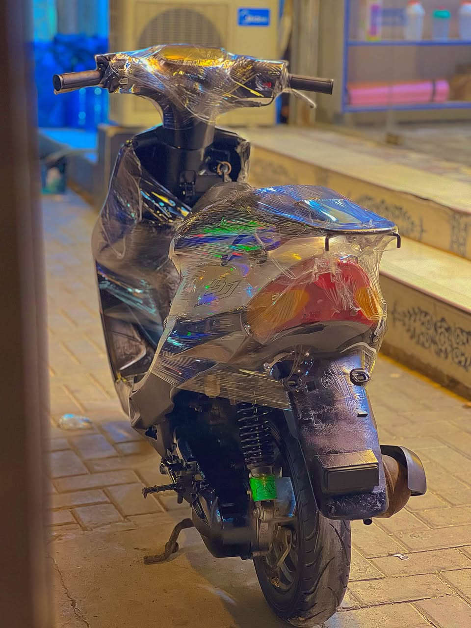 ‏يا الله
دراجة ياماها تسع زروف
‏
‏الدراجة نضيفة كلش، شبه جديدة، استخدام خفيف جداً، مال وكيل وما صارلهة هواي طالعة.
‏المكينة ما مفتوحة نهائياً، الكابريتة بلاد، وكل قطعة بيهة بلاد وعلى وضع الوكالة.
‏
‏الكهربائيات شغالة 100٪:
‏، أشاير، لايتات بدون أي نقص بس السلف ينرادلة باتري.
‏بريك كدام وبريك ورة شغالين مضبوط.
‏
‏التايرات جدد، والدراجة تمشي ناعم وصوتها مرتب، ما تحتاج أي صرف.
‏
‏السعر 275 نهايتهة، ماكو مجال نهائياً.
‏اللي يعجبه الوصف والسعر يتصل، وأهلاً وسهلاً بيه بأي وقت.
‏
‏📍 البصرة – الجزائر
‏📞 ***********
