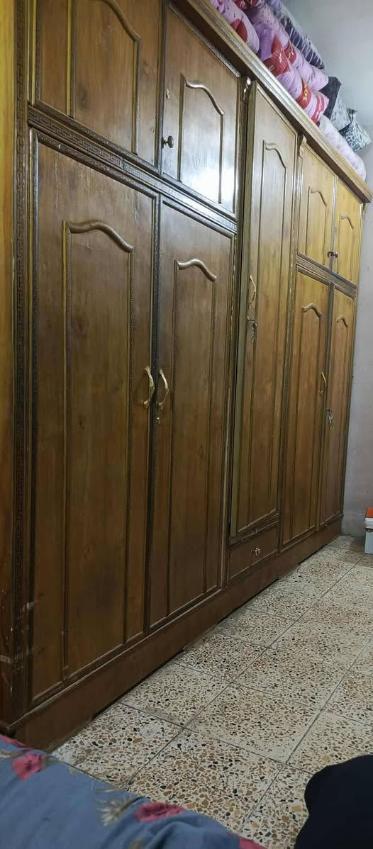 غرفه نوم للبيع خمس بوب ويادوشك وبيها مجال بسيط ب550 ضرر مجر الكنتور ممفتوحه ولامتحركه من مكانها 
***********
