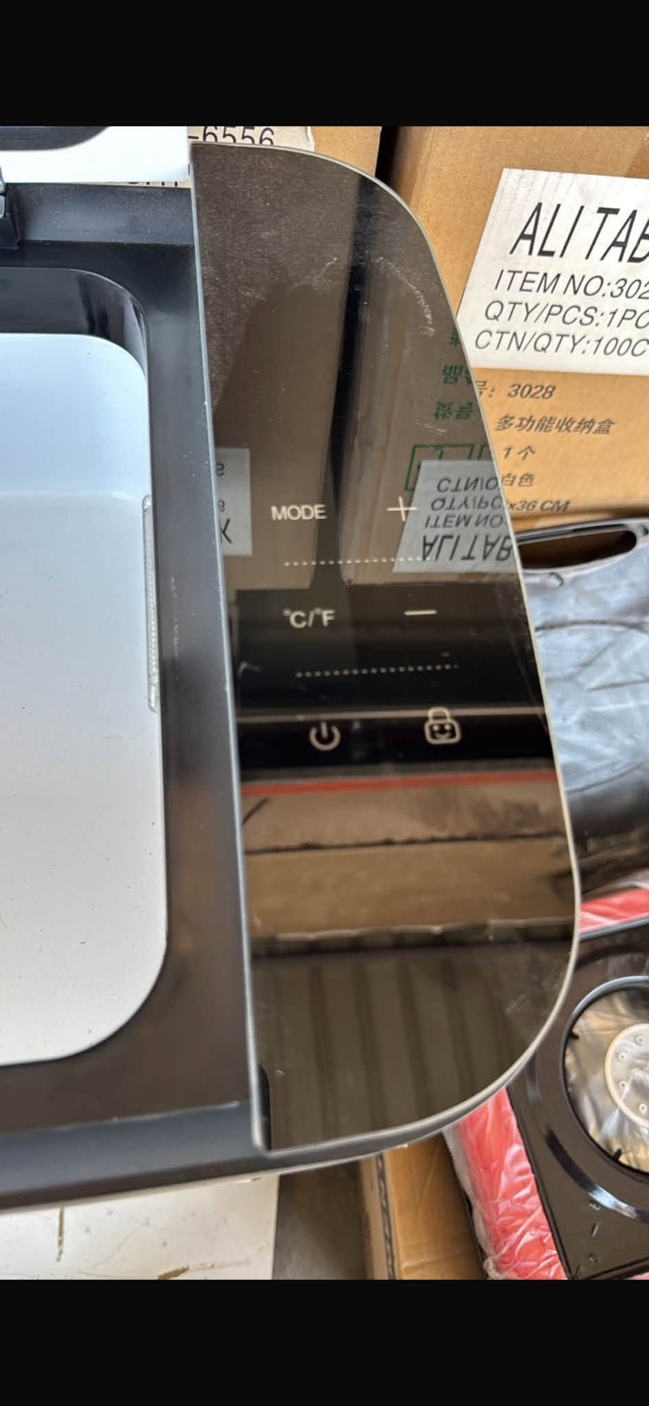 ثلاجة اومجمدة محمول للسيارات من علامة "Tokyo Electric"
مع كابل التوصيل الخاص بها.اضافة الى شاشة ضوئيه تعمل على اللمس 🌹🌹
شكل أنيق وقطعة مميزة 
من الامزون فقط • •
للاستفسار والحجز راسلونا علصفحة او على الواتساب
***********

نص مكتوب في الصور:
- تجديد الشكل بالذكاء الاصطناعي
- إضافة شرح توضيحي...
- امزون حبشكلات عبودي