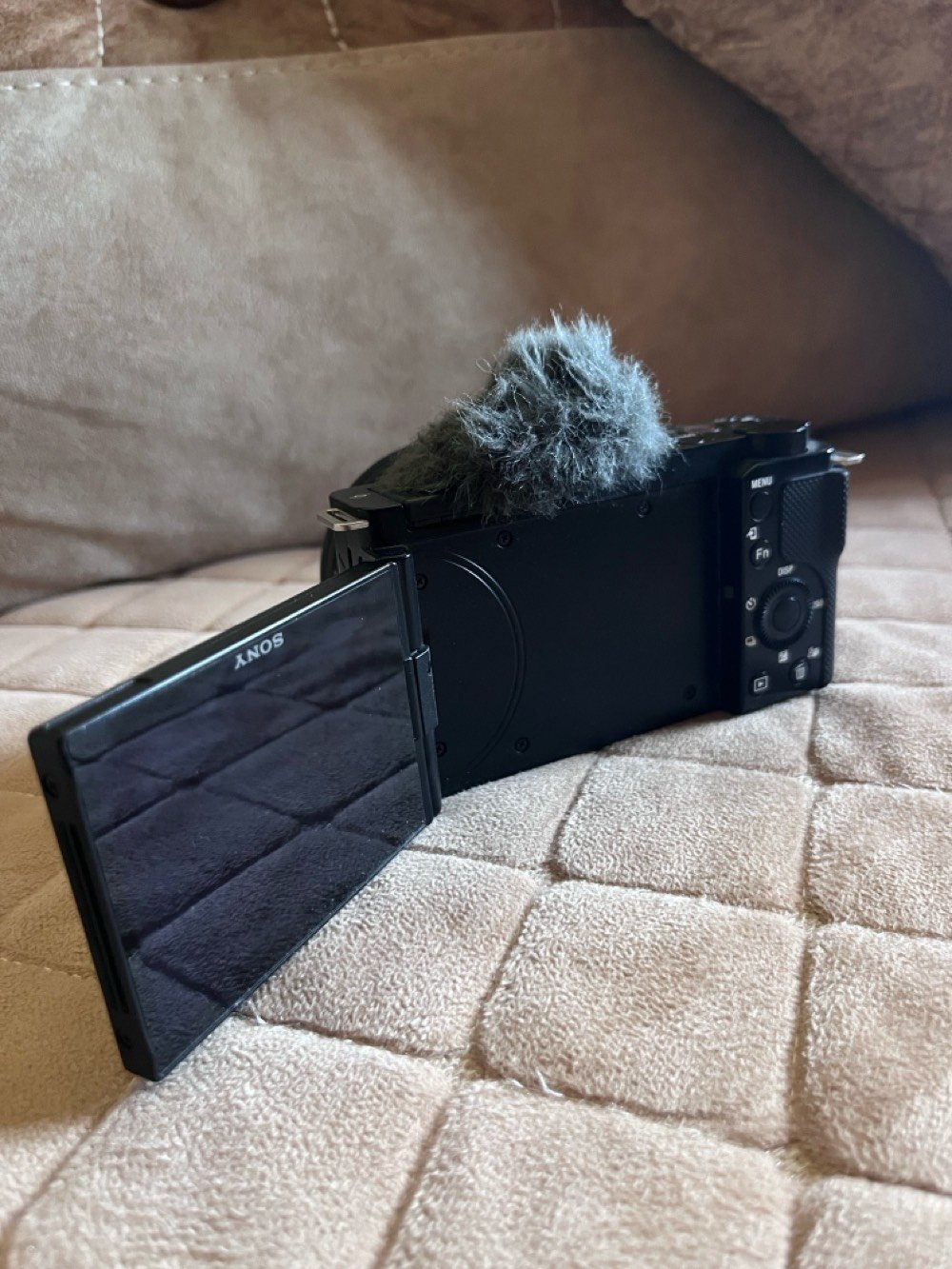 للبيع — كاميرا Sony ZV-E10

🎥 Sony ZV-E10
حالة ممتازة ونظيفة جدًا ✨

المواصفات:

* 📷 24.2MP APS-C
* 🎬 تصوير 4K
* 🎞️ 4K 30fps
* ⚡ Autofocus سريع ودقيق
* 🔄 شاشة متحركة
* 🎙️ مدخل مايكروفون
* 📡 Wi-Fi + Bluetooth

الملحقات عدستها اصليه حزام الكامره علبة الكامره 3 بطاريات وشاحنه 
شترها 25 واي ضرر مابيها مكفوله فوله  
سبب البيع تطوير معدات
محافظتي بابل  
بيها مجال بسيط