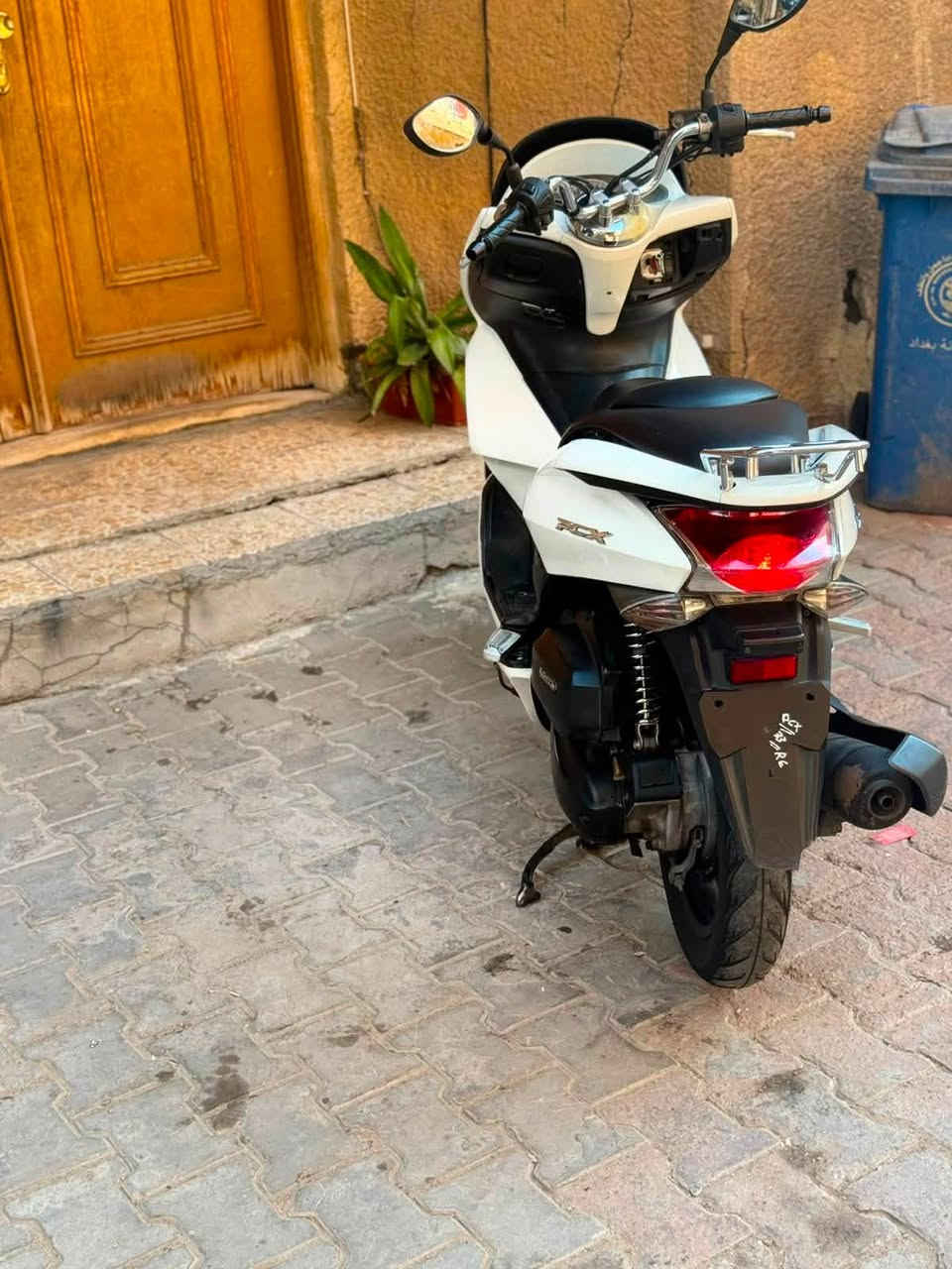 السلام عليكم للبيع دراجه pcxجيل الاول ياباني  دراجة (ماشيه 19الاف حبيبي ) ماخذها رمبه الدراجه وأعلى ايدي ياباني الاصلي دراجه جديده مال جناي وعلئ ايدي 
ياباني الاصلي دراجه كامله أستان كهربائي حساس ازدحام سويجات دراجه جديده الدراجه  احلا من الصور مال جناي المكان بغدادالكرخ دراجة مكفوله اي نقص مابيه السعر1350
وبيها مجال بسيط  
اي استفسار ***********
