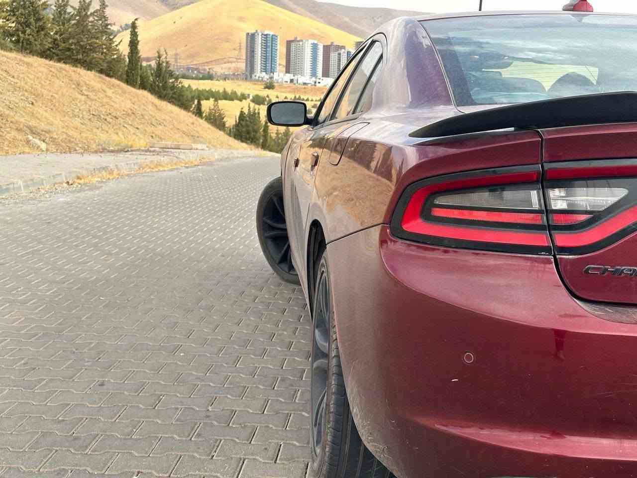 دوج جارجر ٢٠١٨ لون كرزي 
فئة SXT PLUS BLACK TOP 

رقم بابل

ماشية. :- 74,000كيلومتر 

المواصفات 

محرك ٦ سلندر ٣٦٠٠ 

لايت زنون 

كامرة دوارة 

حساسات خلفية 

شاشة كبيرة 

مرآة عاكسة كهربائية 

تشغيل عن بعدّ 

كشنات تدفئة 

تبريد ثلج 

محرك وكير وكهربائيات مكفولات 

بعض الشخوط في السيارة 

سنوية جديدة نافذة لغاية 2029 
الحادث :-

فقط جاملغ وبنيد 

تصليح الجاملغ مع تبديل البنيد

للتواصل رقم الموديل : - ***********

— at ‎الحلة محافظة بابل‎.
